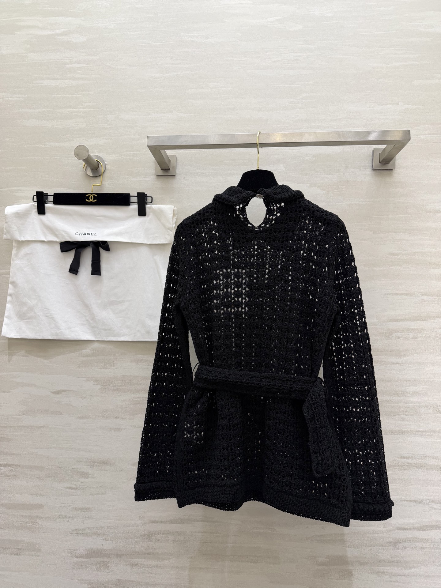 #Chane♡²⁶C早春度假系列 镂空针织上衣 镂空针织 娃娃领设计 法式优雅气质满分✨ 腰带可调节 轻