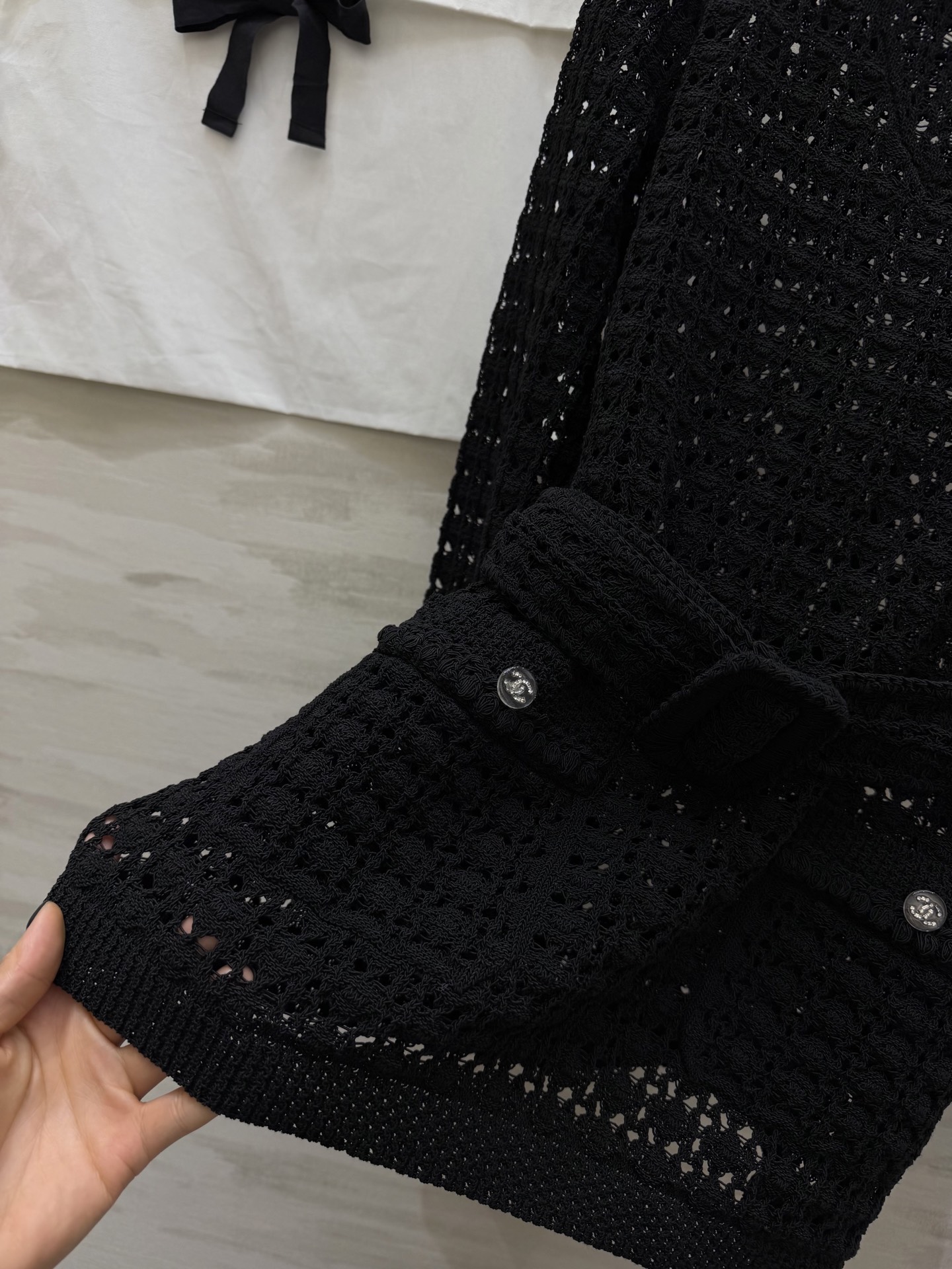 #Chane♡²⁶C早春度假系列 镂空针织上衣 镂空针织 娃娃领设计 法式优雅气质满分✨ 腰带可调节 轻