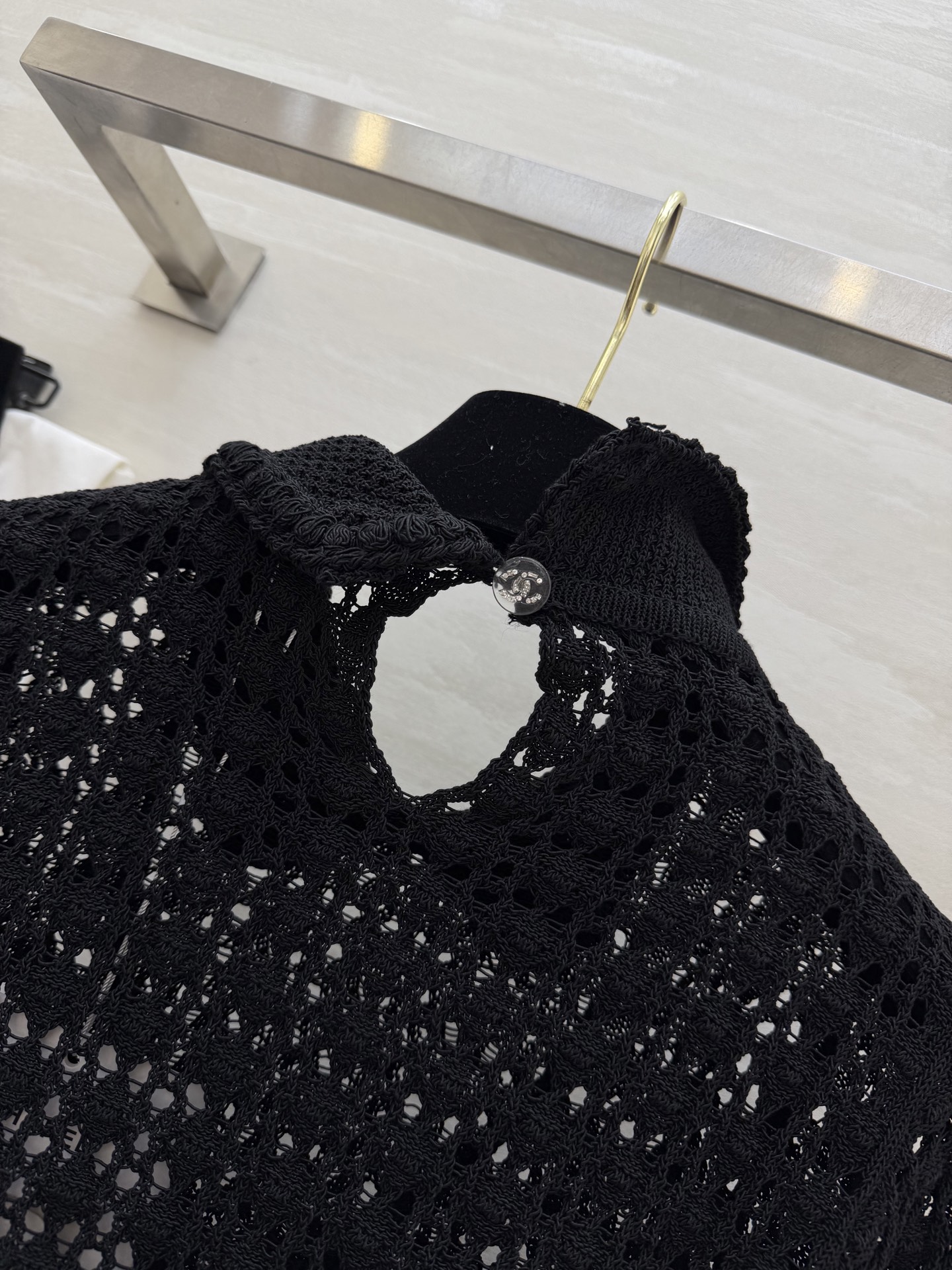 #Chane♡²⁶C早春度假系列 镂空针织上衣 镂空针织 娃娃领设计 法式优雅气质满分✨ 腰带可调节 轻