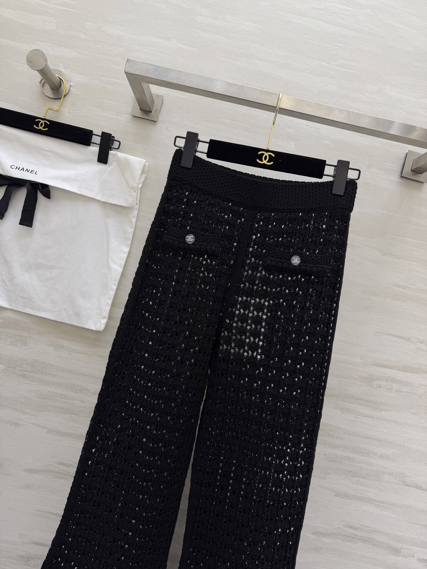 #Chane♡²⁶ C早春度假系列镂空针织裤 镂空针织面料 透气又舒适 春夏穿超合适！高腰直筒设计 修饰