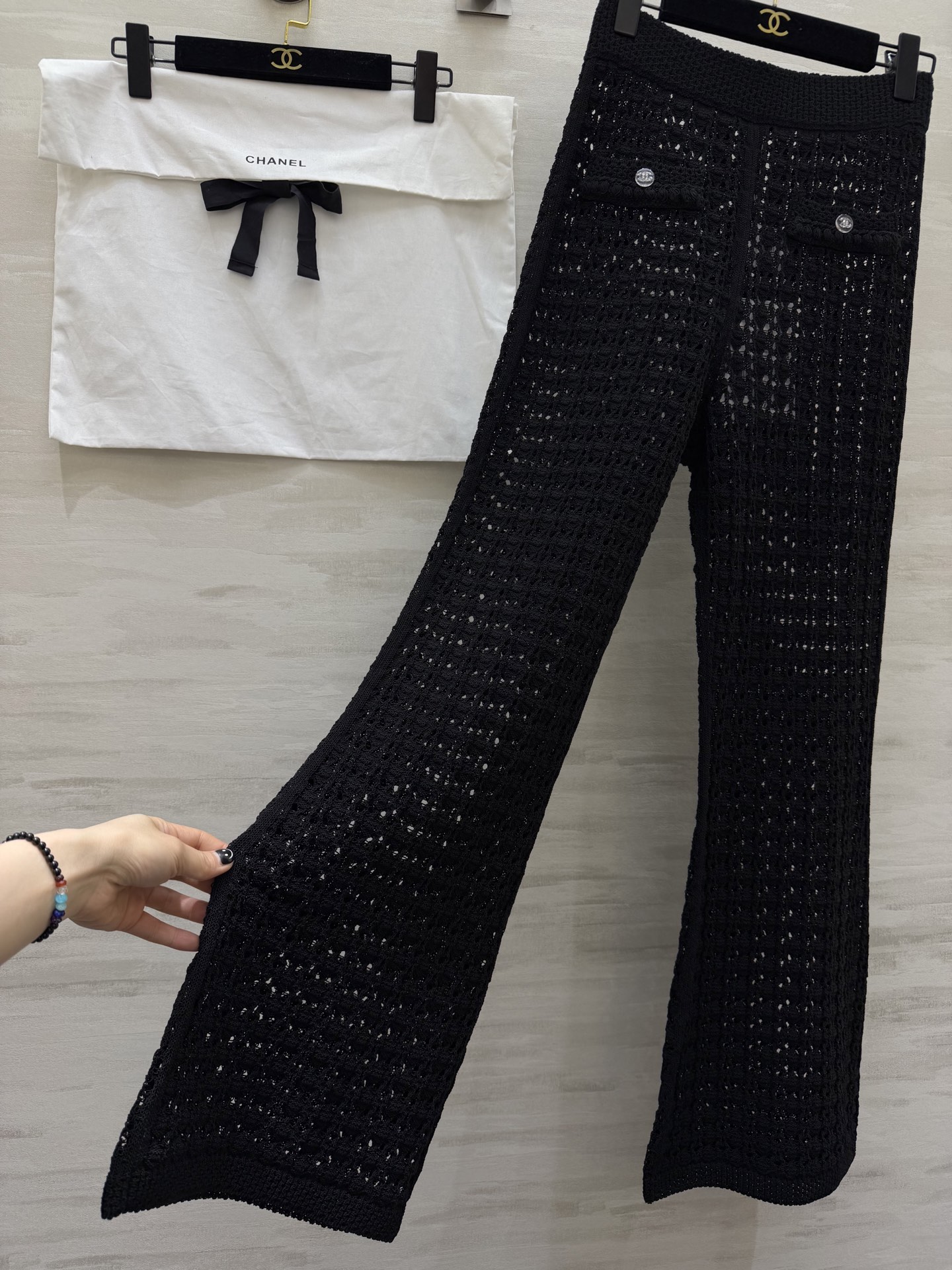 #Chane♡²⁶ C早春度假系列镂空针织裤 镂空针织面料 透气又舒适 春夏穿超合适！高腰直筒设计 修饰
