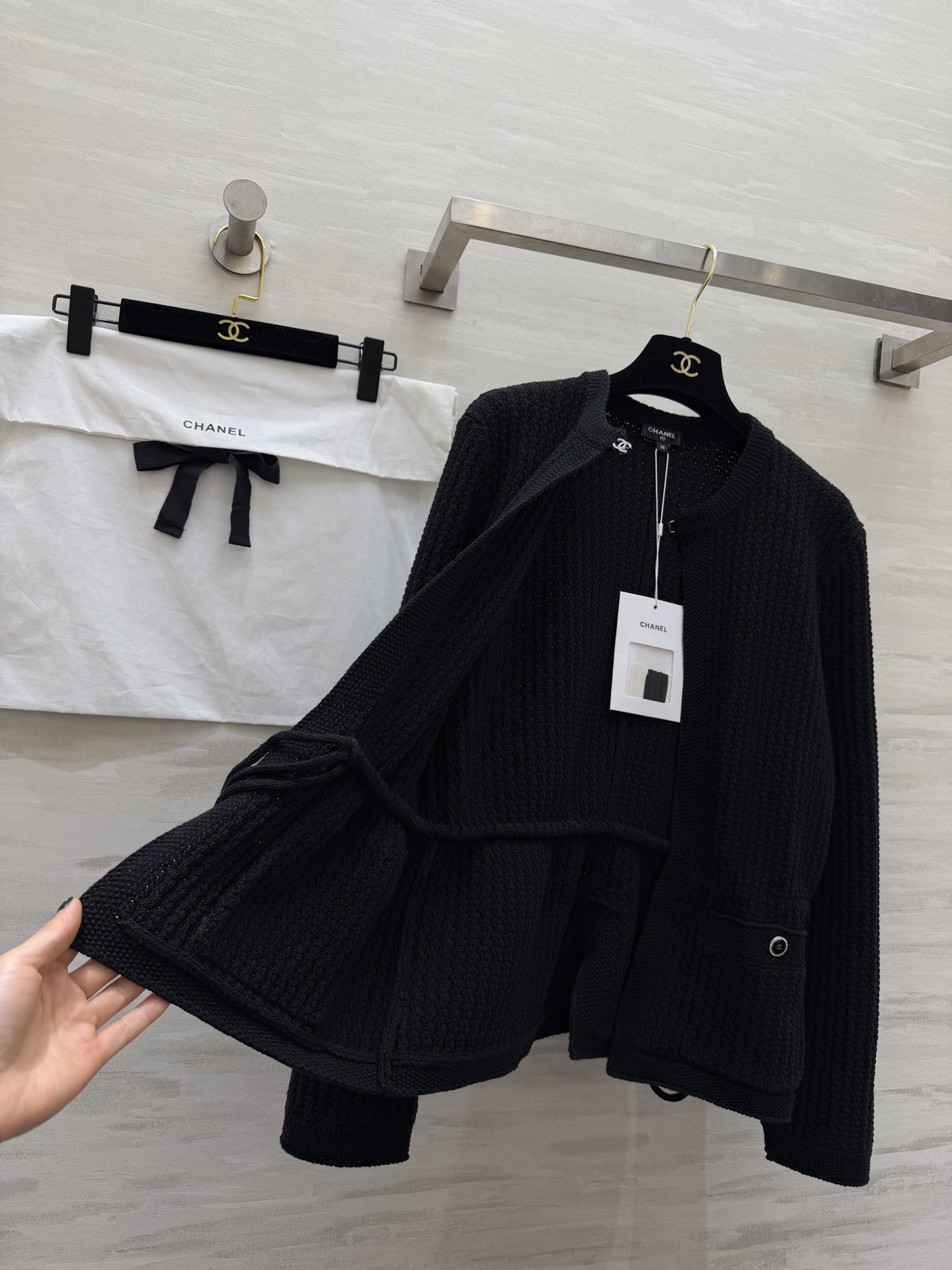 #Chane♡²⁶C黑色针织开衫 经典圆领设计 细腻针织面料 质感柔软亲肤 正面挂扣+两侧口袋，高级精致