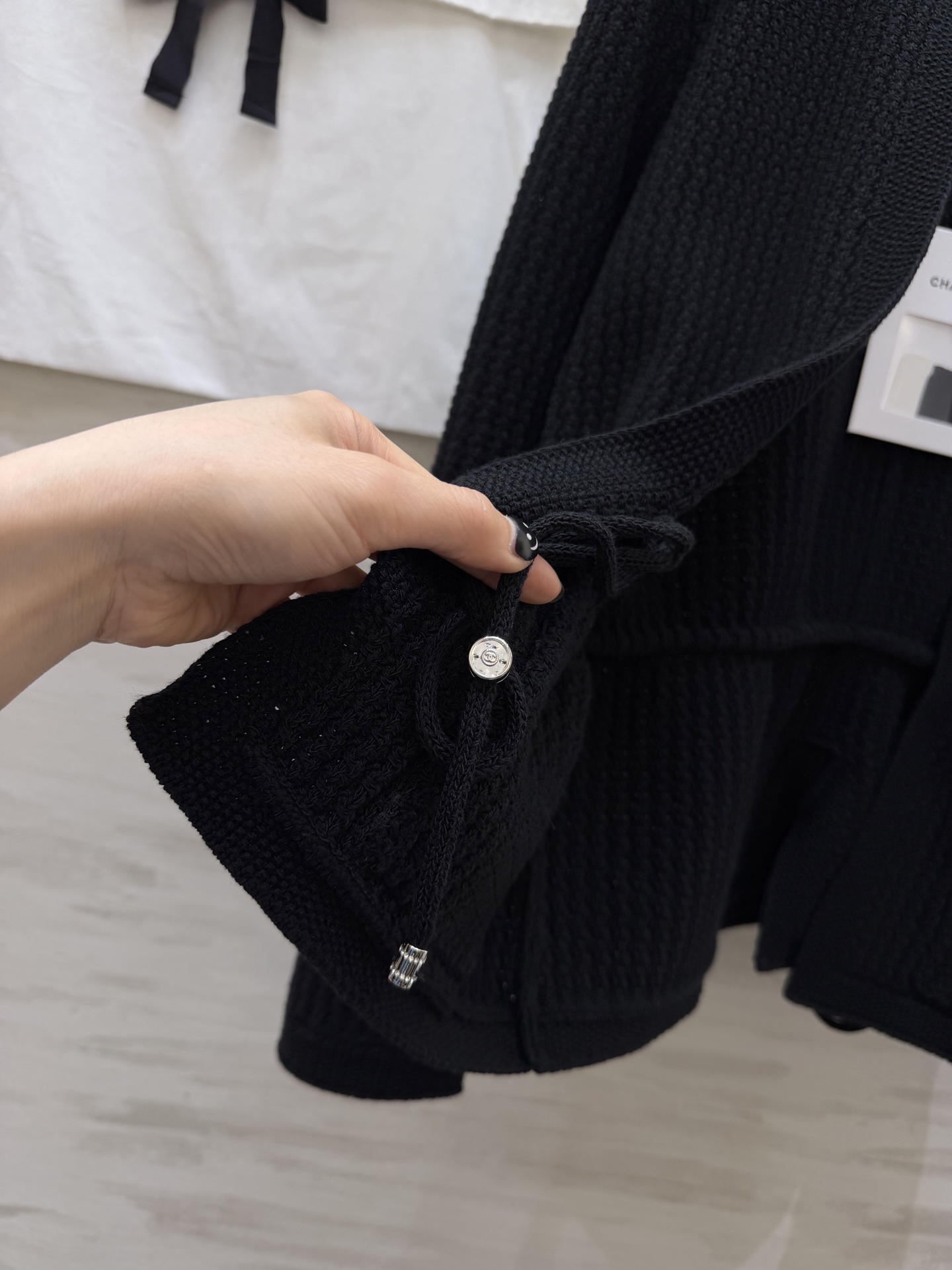 #Chane♡²⁶C黑色针织开衫 经典圆领设计 细腻针织面料 质感柔软亲肤 正面挂扣+两侧口袋，高级精致