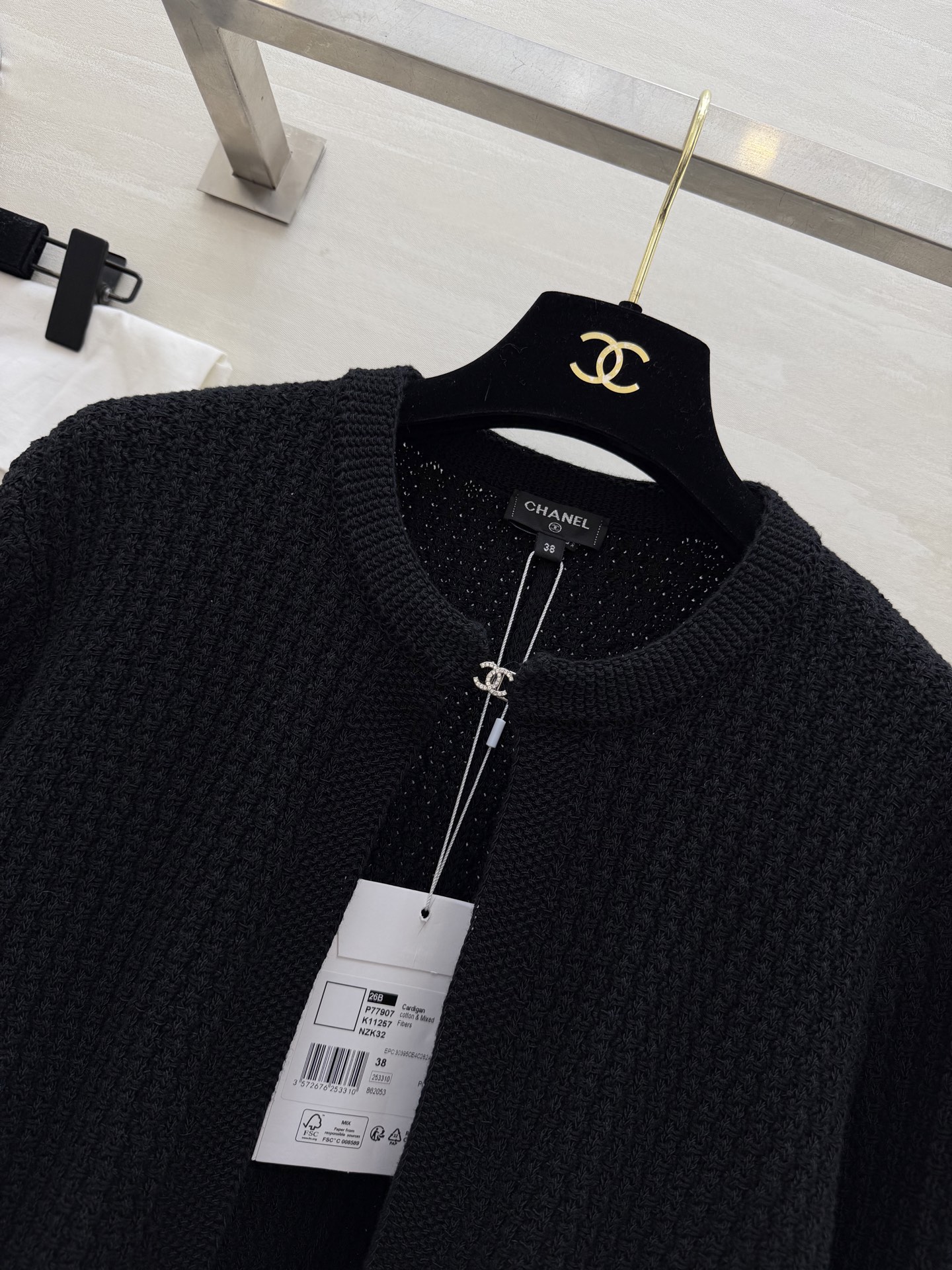 #Chane♡²⁶C黑色针织开衫 经典圆领设计 细腻针织面料 质感柔软亲肤 正面挂扣+两侧口袋，高级精致