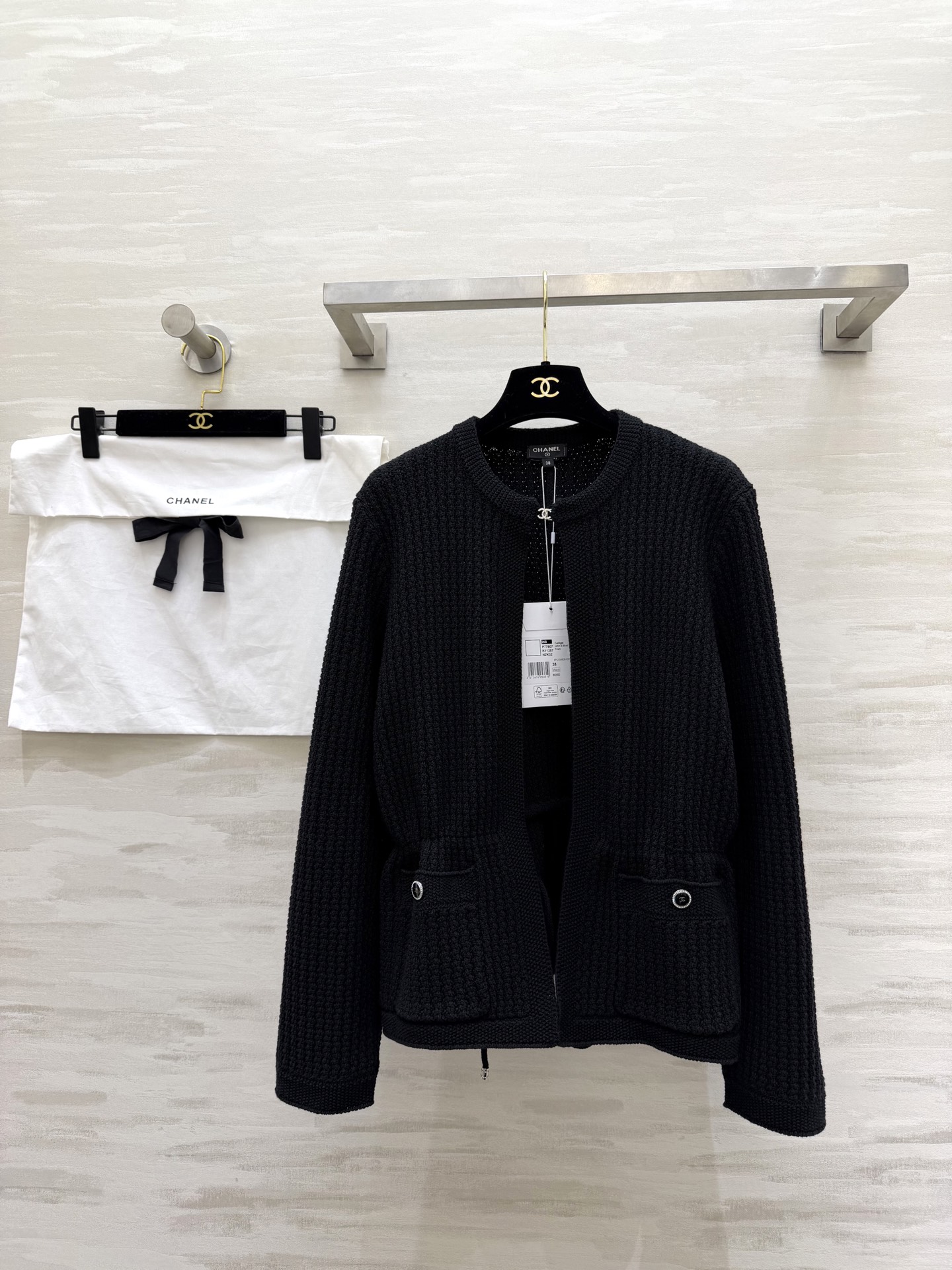#Chane♡²⁶C黑色针织开衫 经典圆领设计 细腻针织面料 质感柔软亲肤 正面挂扣+两侧口袋，高级精致