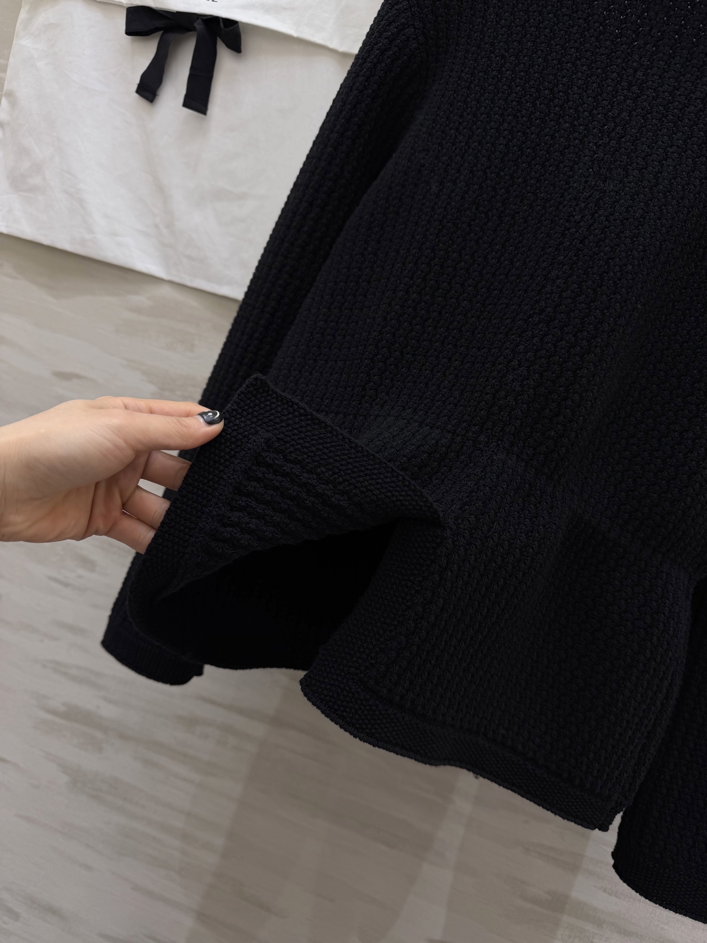 #Chane♡²⁶C黑色针织开衫 经典圆领设计 细腻针织面料 质感柔软亲肤 正面挂扣+两侧口袋，高级精致