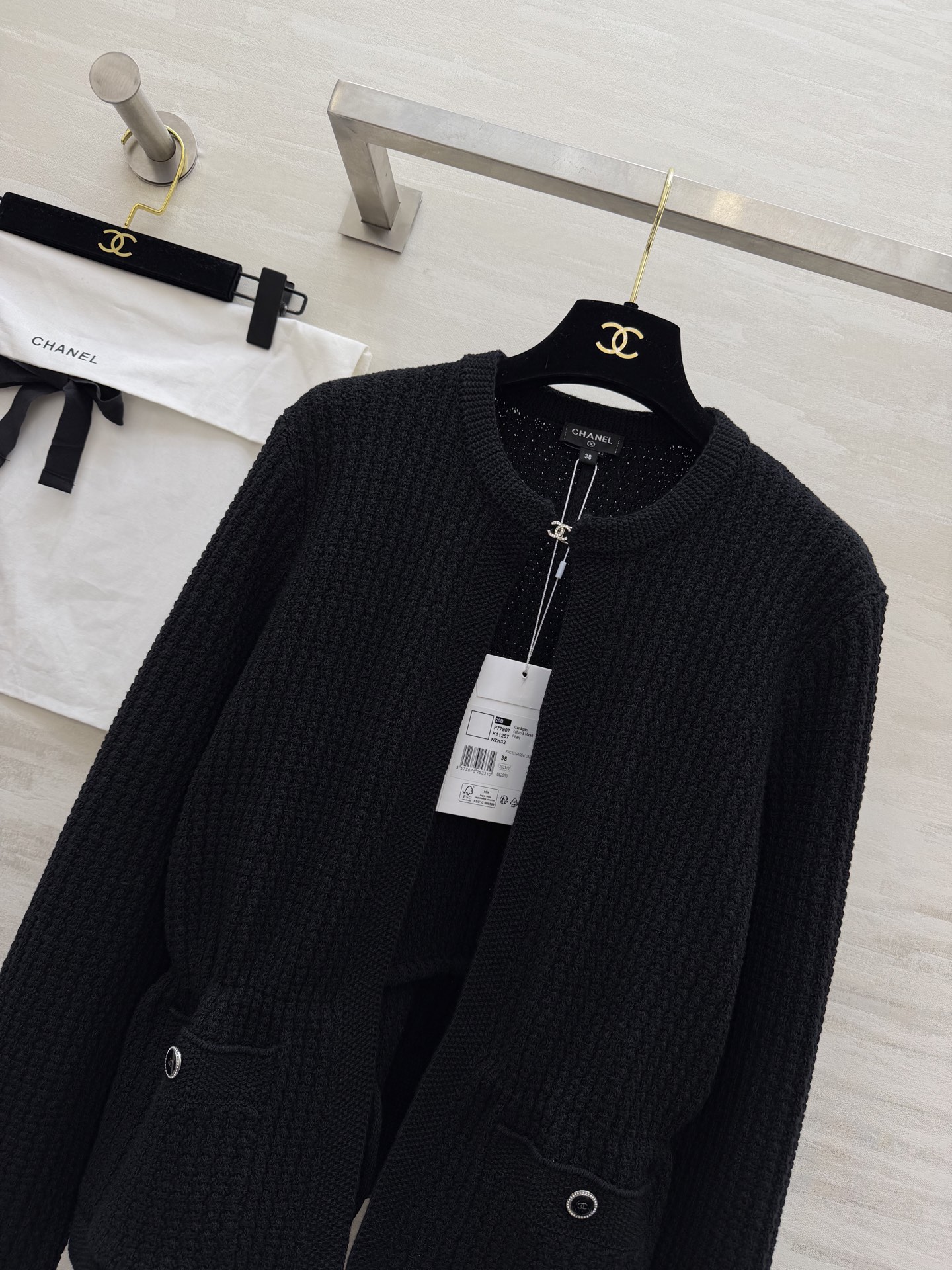 #Chane♡²⁶C黑色针织开衫 经典圆领设计 细腻针织面料 质感柔软亲肤 正面挂扣+两侧口袋，高级精致