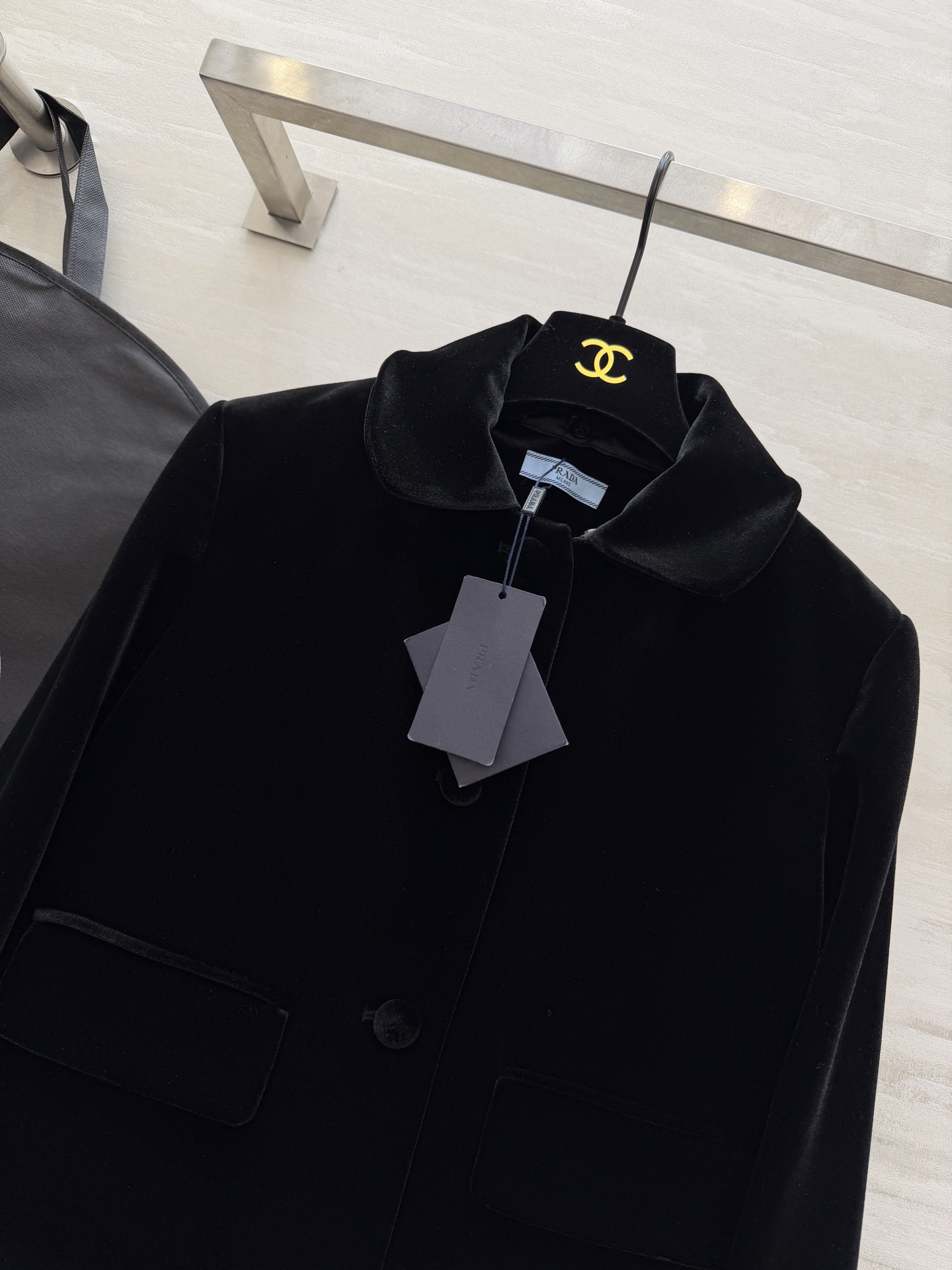 #Prad♡²⁶早春新款 黑色丝绒系列 丝绒质地柔软有光泽 复古优雅气质满分✨ 短款剪裁 娃娃领简约又有