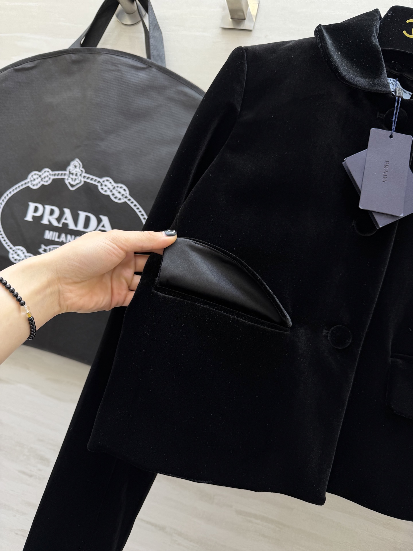 #Prad♡²⁶早春新款 黑色丝绒系列 丝绒质地柔软有光泽 复古优雅气质满分✨ 短款剪裁 娃娃领简约又有