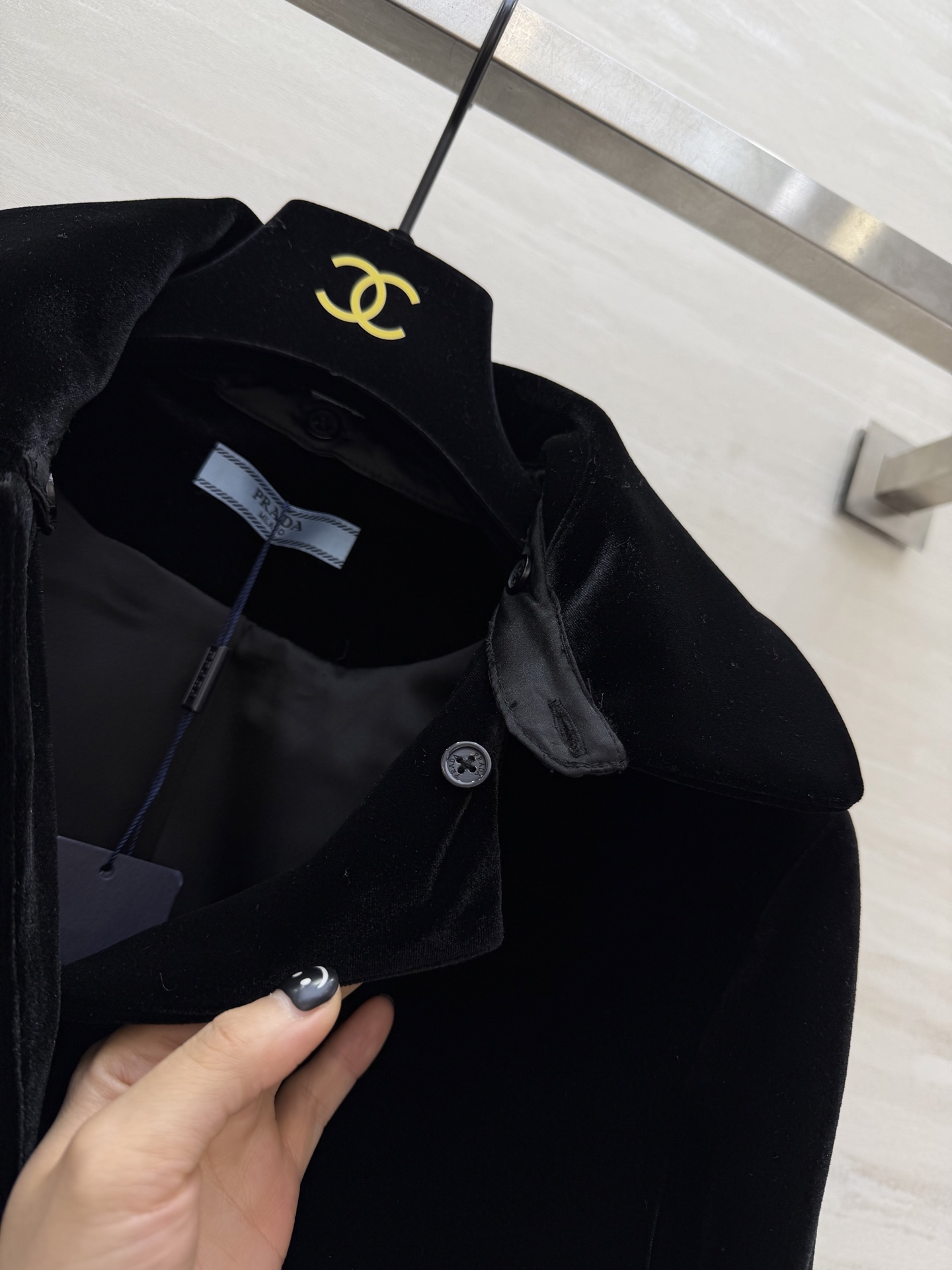 #Prad♡²⁶早春新款 黑色丝绒系列 丝绒质地柔软有光泽 复古优雅气质满分✨ 短款剪裁 娃娃领简约又有