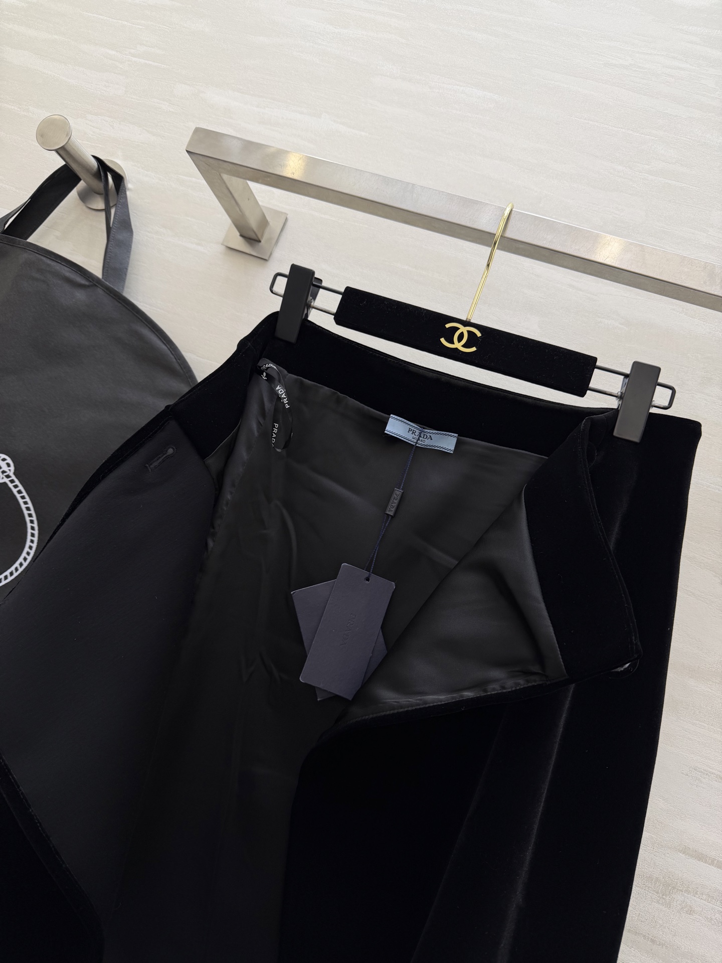 #Prad♡²⁶早春新款 黑色丝绒系列 丝绒质地柔软有光泽 复古优雅气质满分✨ 短款剪裁 娃娃领简约又有