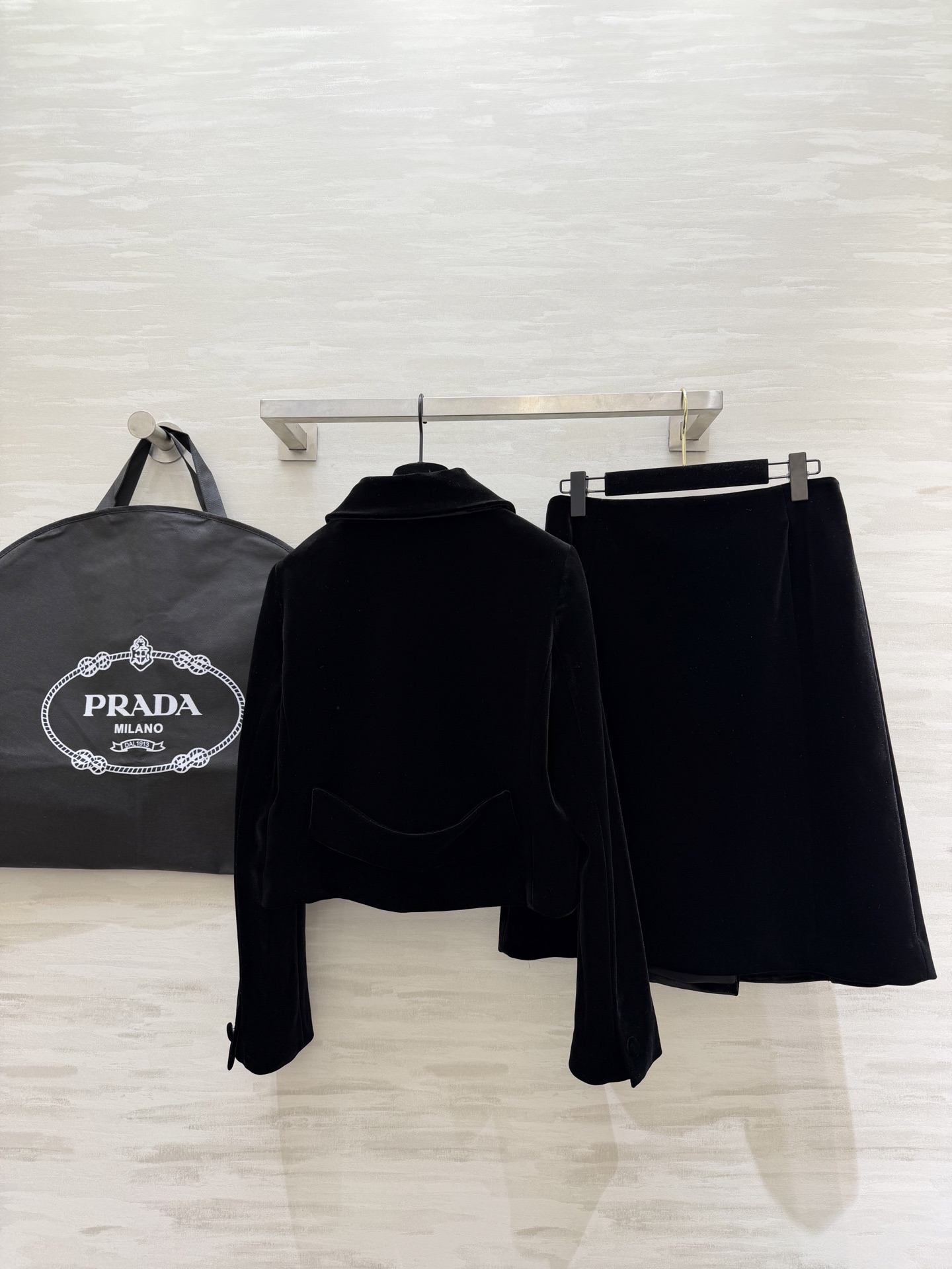 #Prad♡²⁶早春新款 黑色丝绒系列 丝绒质地柔软有光泽 复古优雅气质满分✨ 短款剪裁 娃娃领简约又有