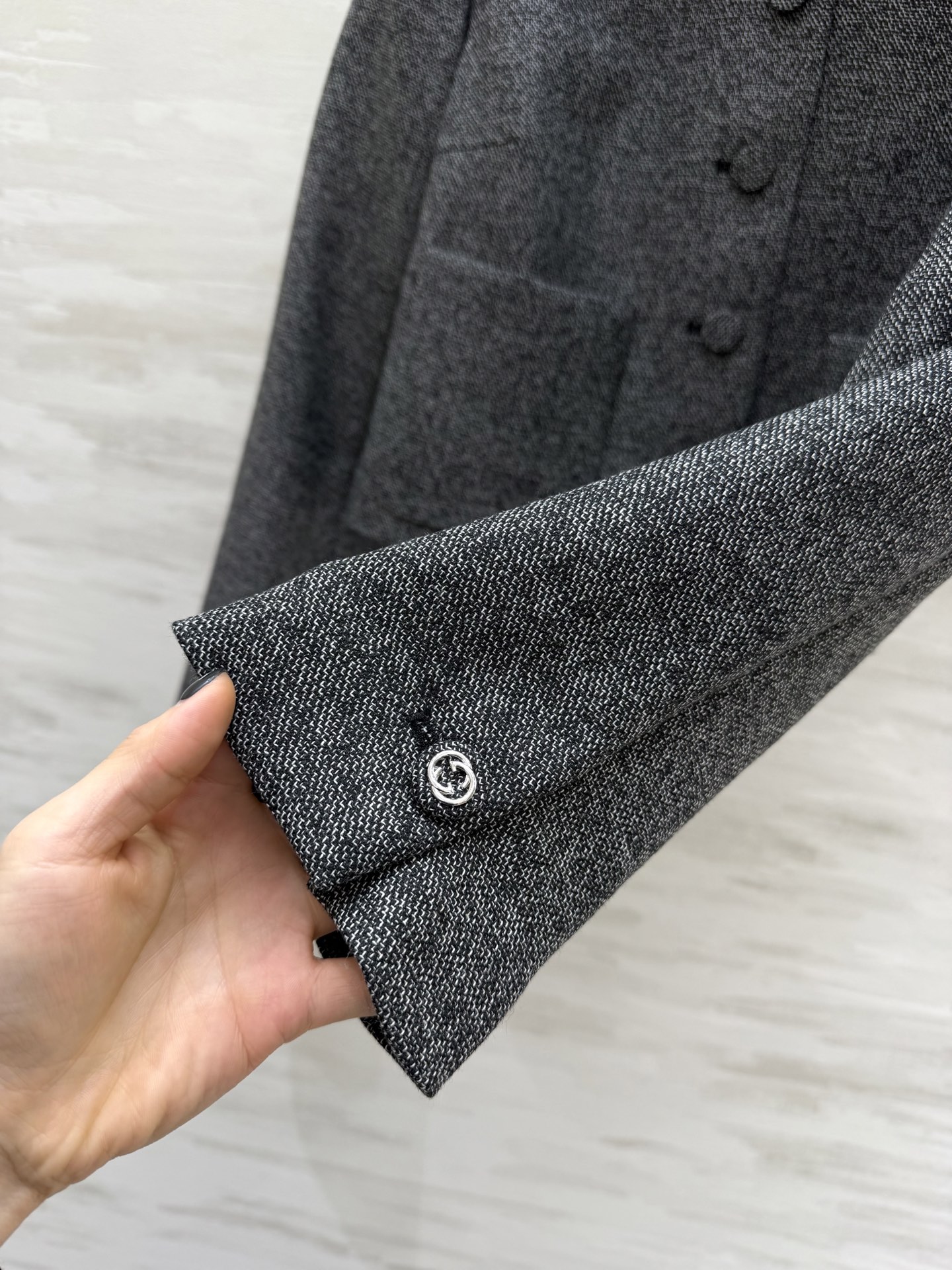 #Gucc♡²⁶灰色短款西装 精纺羊毛混纺材质 柔软舒适 短款正肩外套 优化身材比例 拉高腰线 显腿长又