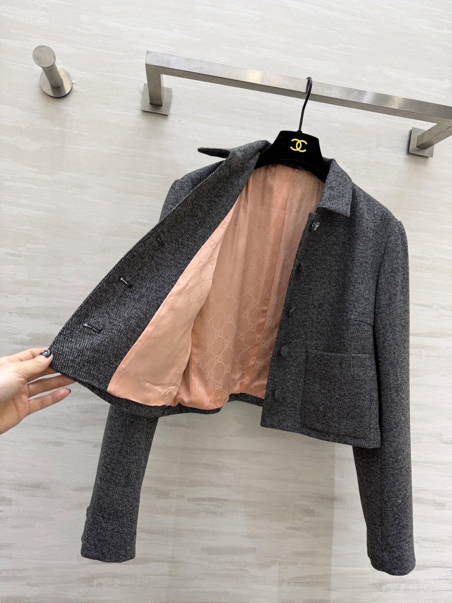 #Gucc♡²⁶灰色短款西装 精纺羊毛混纺材质 柔软舒适 短款正肩外套 优化身材比例 拉高腰线 显腿长又