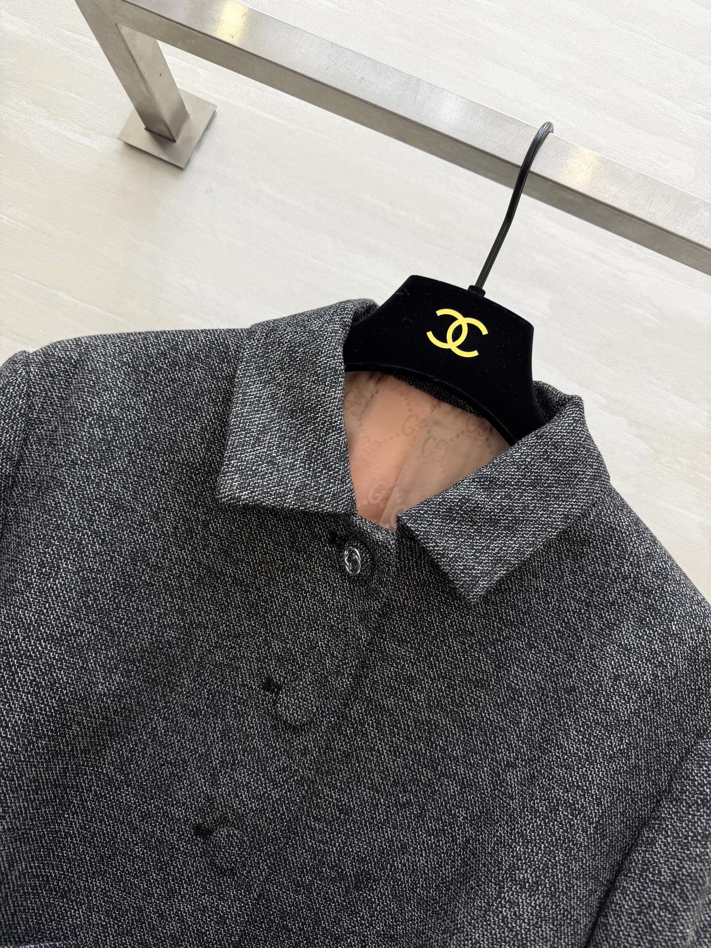 #Gucc♡²⁶灰色短款西装 精纺羊毛混纺材质 柔软舒适 短款正肩外套 优化身材比例 拉高腰线 显腿长又