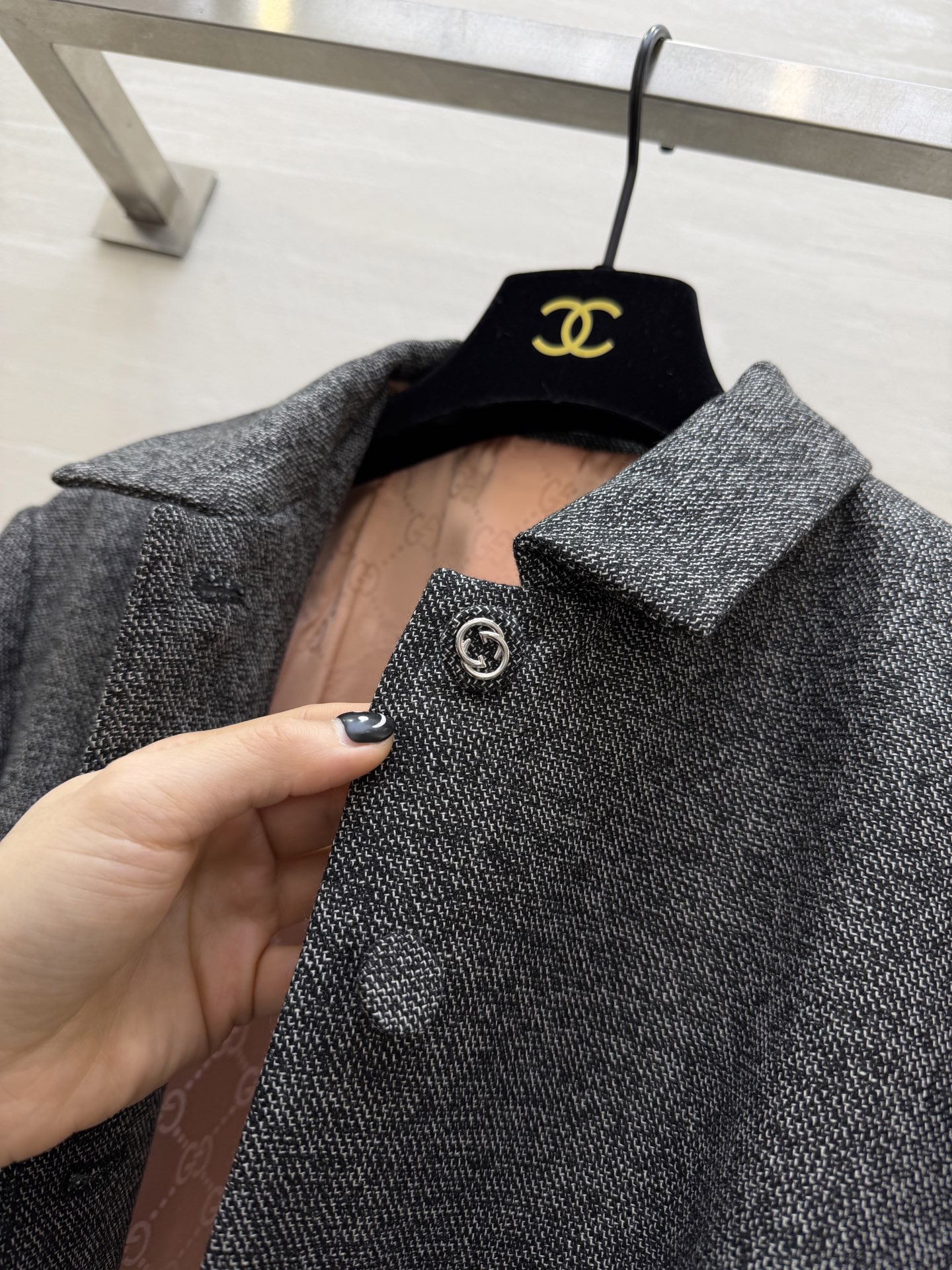 #Gucc♡²⁶灰色短款西装 精纺羊毛混纺材质 柔软舒适 短款正肩外套 优化身材比例 拉高腰线 显腿长又