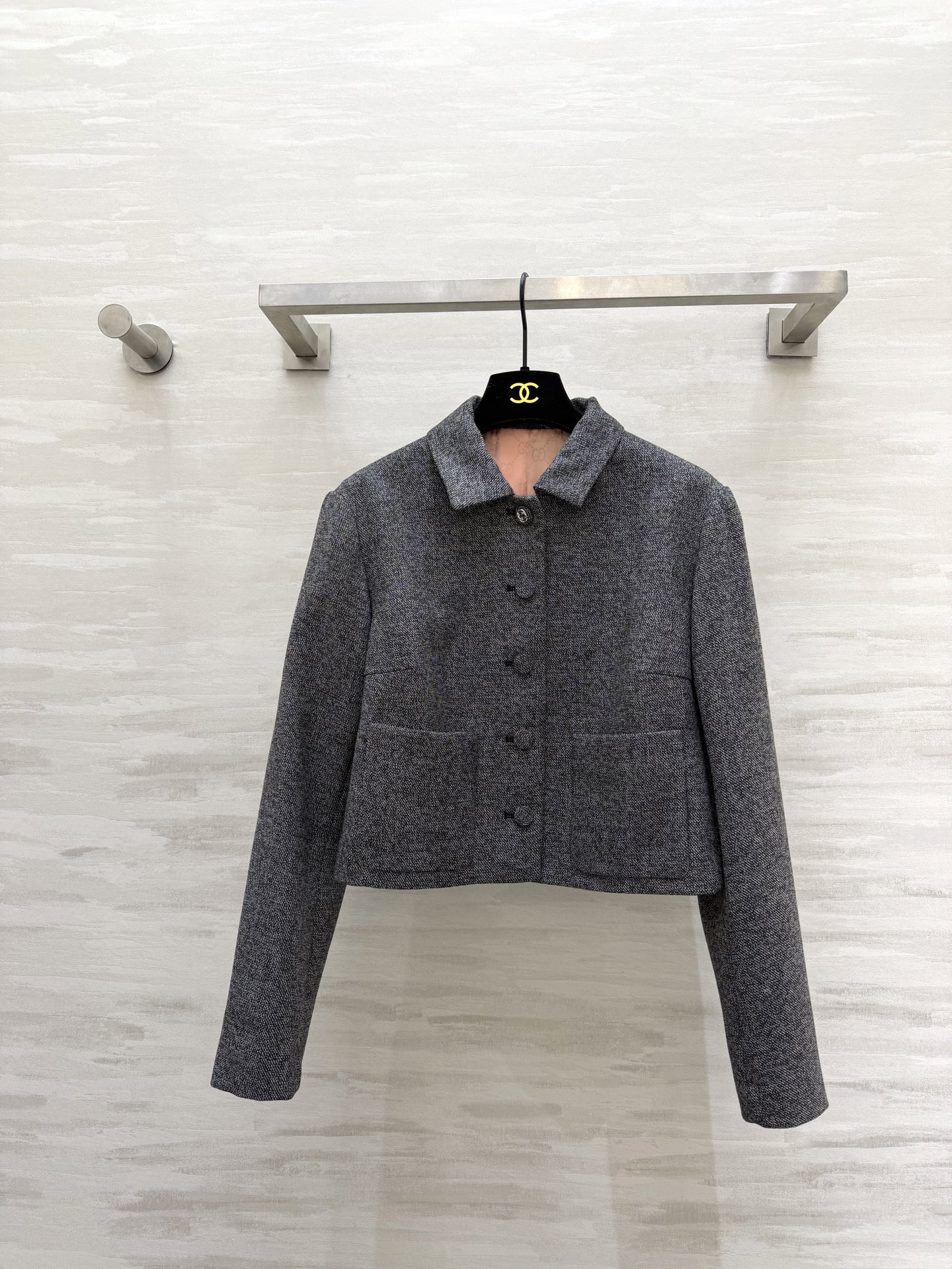 NO:717577,#Gucc Gray short suit Made of worsted wool blend material, soft and comfortable, short shoulder jacket, optimized body proportions, raised waistline, long legs, neat and capable, gray low-key and high-end!  It can be easily used for commuting, dating and formal occasions. High-quality customization. Available in stock first size S/M/L (S size shoulder width 38, bust 94, length 45),, gucci, jackets & coats, business suit,19860909#Gucc灰色短款西装 精纺羊毛混纺材质 柔软舒适 短款正肩外套 优化身材比例 拉高腰线 显腿长又利落干练 灰色低调高级！通勤、约会、正式场合都能轻松驾驭 高品质定制 现货首发sizeS/M/L（s码肩宽38,胸围94,衣长45）,,gucci,jackets & coats,business suit,,Women's clothing