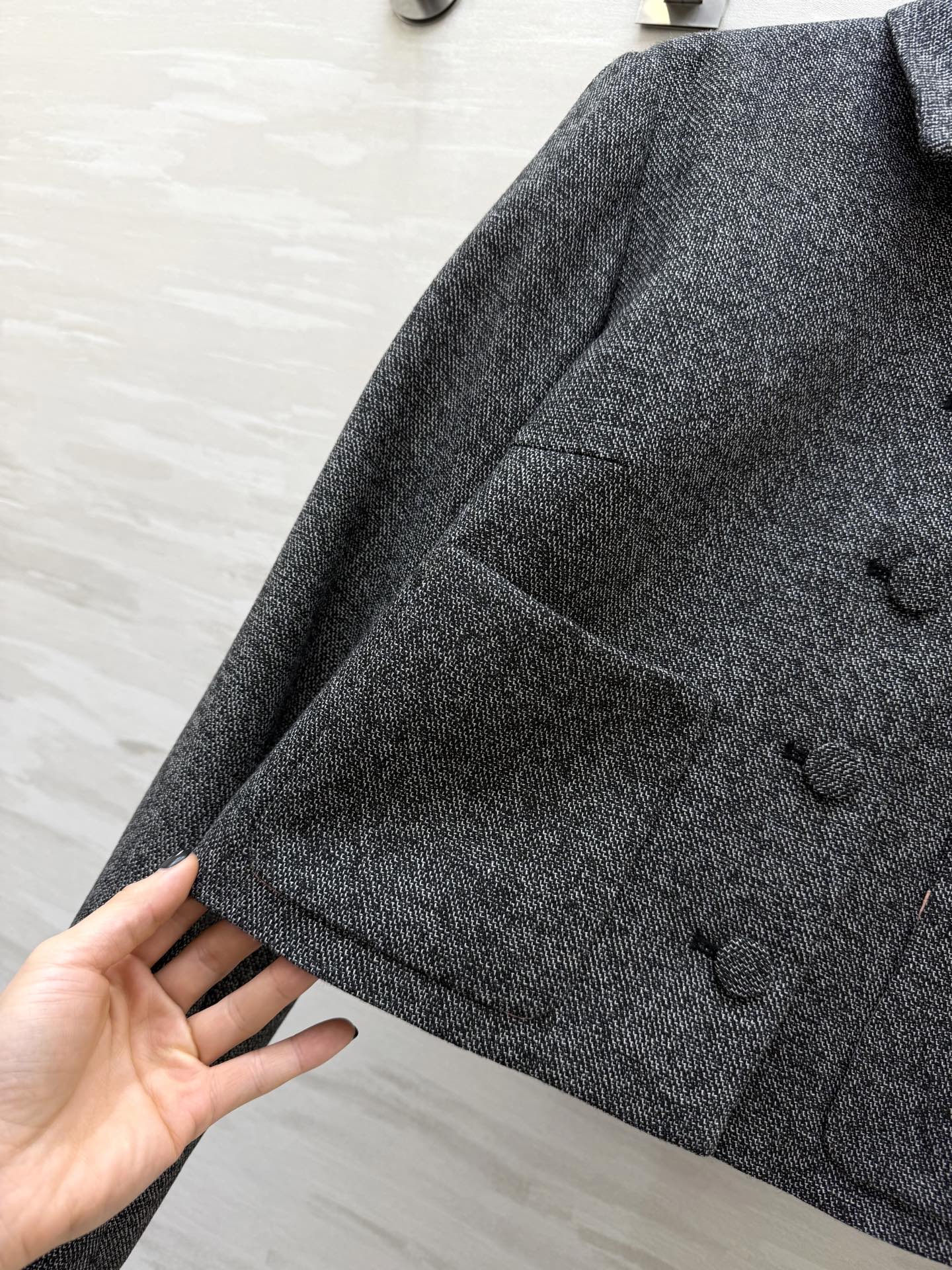 #Gucc♡²⁶灰色短款西装 精纺羊毛混纺材质 柔软舒适 短款正肩外套 优化身材比例 拉高腰线 显腿长又