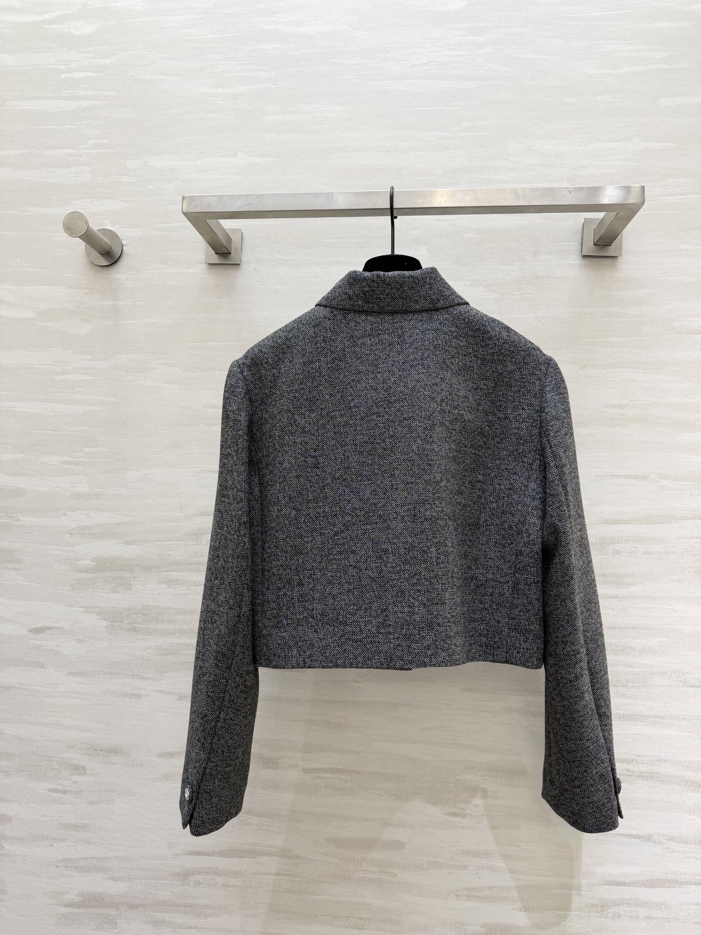 #Gucc♡²⁶灰色短款西装 精纺羊毛混纺材质 柔软舒适 短款正肩外套 优化身材比例 拉高腰线 显腿长又