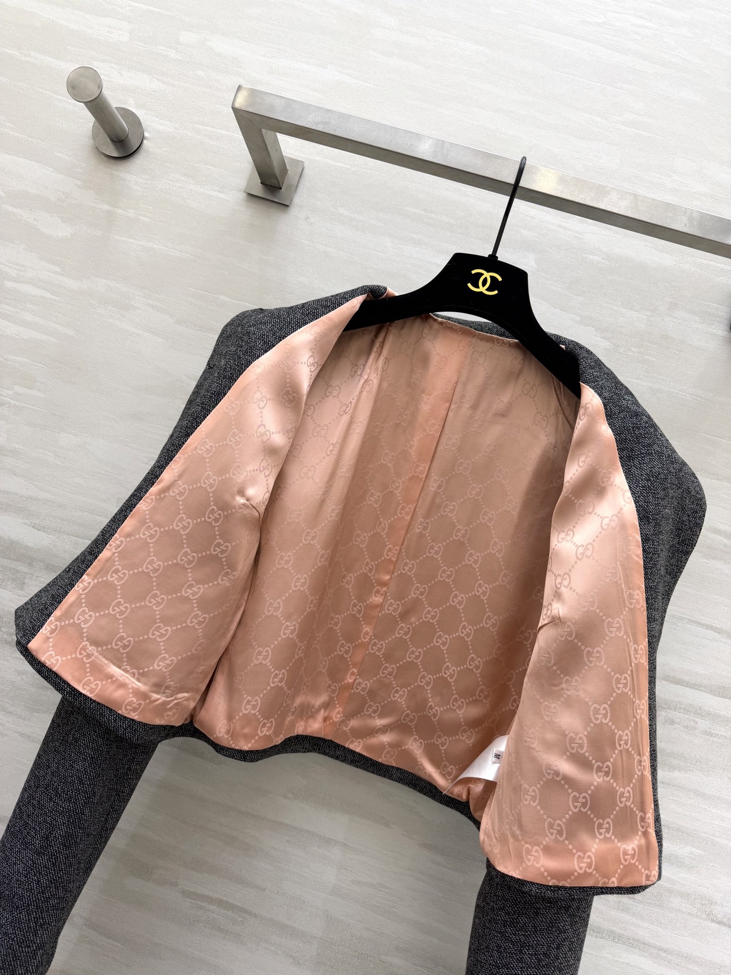 #Gucc♡²⁶灰色短款西装 精纺羊毛混纺材质 柔软舒适 短款正肩外套 优化身材比例 拉高腰线 显腿长又