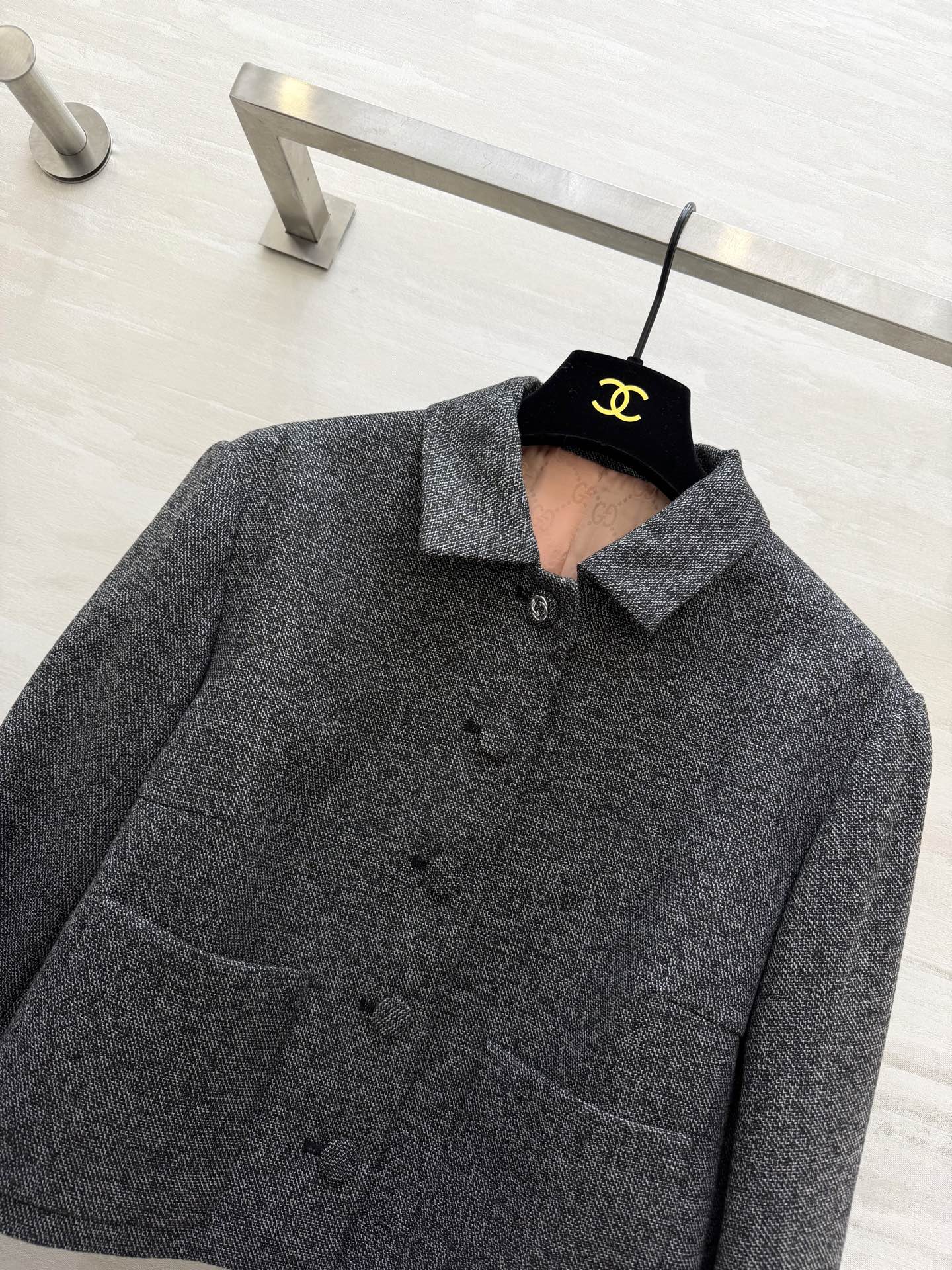 #Gucc♡²⁶灰色短款西装 精纺羊毛混纺材质 柔软舒适 短款正肩外套 优化身材比例 拉高腰线 显腿长又