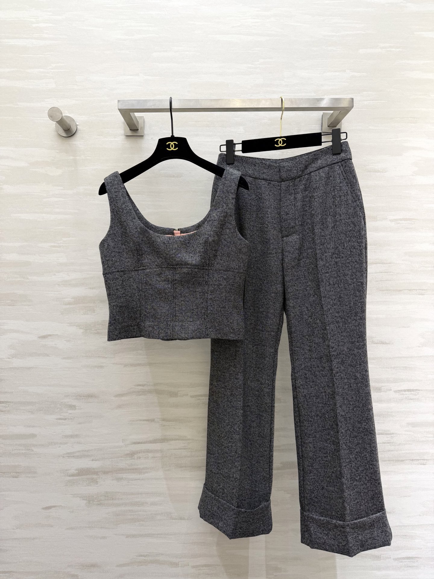 #Gucc♡²⁶新款 灰色背心 羊毛混纺面料 日常穿搭超百搭！U型领时髦感up💃 灰色低调优雅，随便搭牛