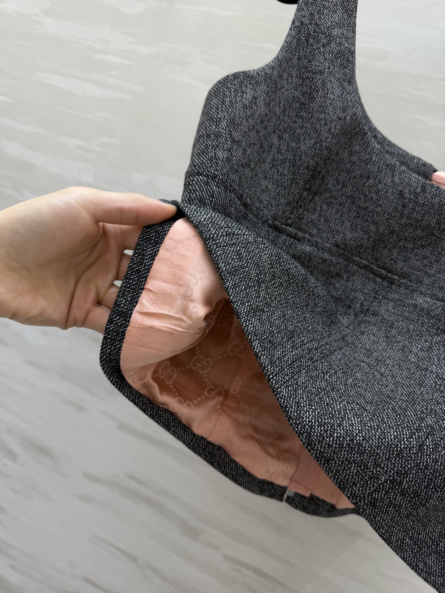 #Gucc♡²⁶新款 灰色背心 羊毛混纺面料 日常穿搭超百搭！U型领时髦感up💃 灰色低调优雅，随便搭牛