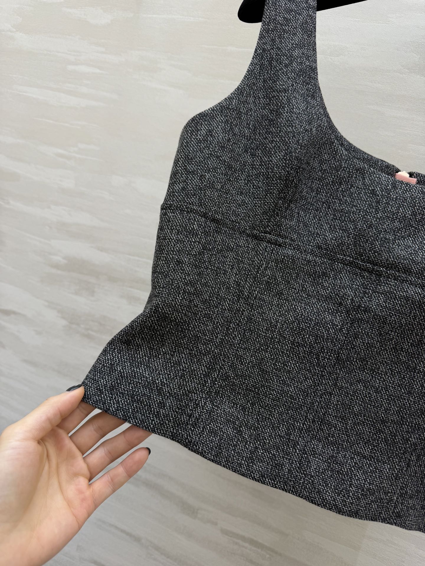 #Gucc♡²⁶新款 灰色背心 羊毛混纺面料 日常穿搭超百搭！U型领时髦感up💃 灰色低调优雅，随便搭牛