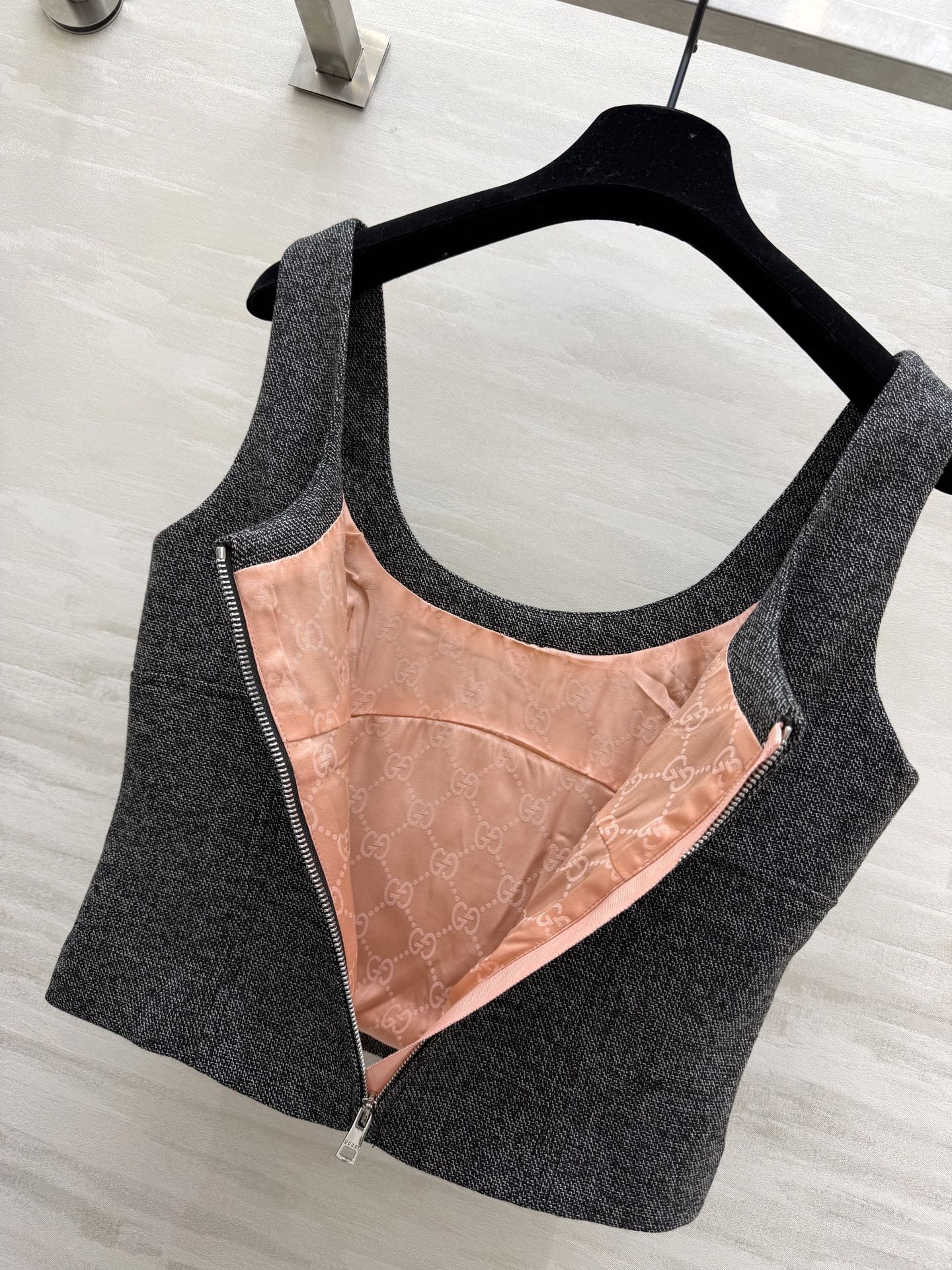 #Gucc♡²⁶新款 灰色背心 羊毛混纺面料 日常穿搭超百搭！U型领时髦感up💃 灰色低调优雅，随便搭牛