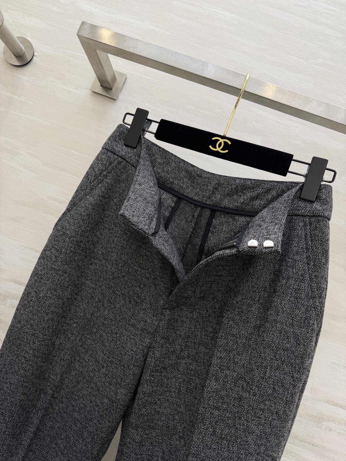 #Gucc♡²⁶新款 灰色微喇西裤 羊毛混纺面料 日常穿搭超百搭！微喇版型时髦感up💃 灰色低调优雅 内