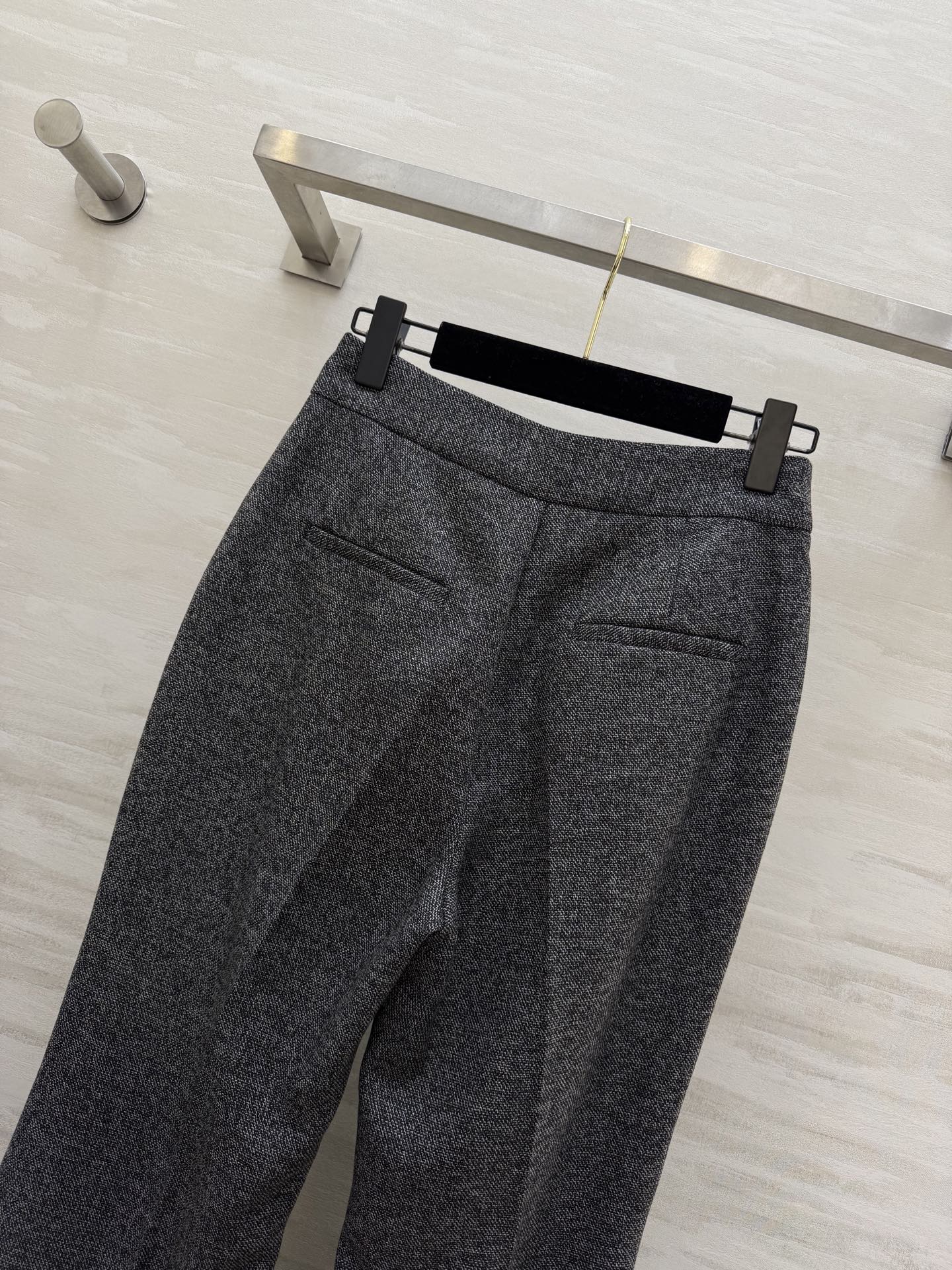 #Gucc♡²⁶新款 灰色微喇西裤 羊毛混纺面料 日常穿搭超百搭！微喇版型时髦感up💃 灰色低调优雅 内