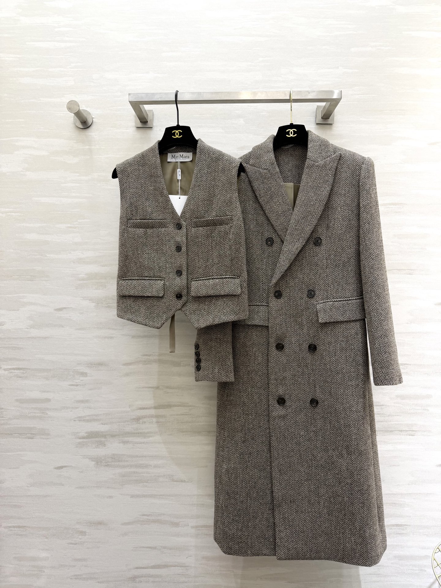 NO:717578,#Maxmar's new wool blended two-piece coat, waistcoat suit-style lapel coat, modern and fashionable, cool and handsome!  High quality customization, available in stock first size S/M/L (S size coat shoulder width 42, bust 96, length 113, vest bust 88, length 48), jackets & coats, business suit,19860909#Maxmar新款 羊毛混纺两件套大衣 马甲西装式翻领大衣 摩登时髦 飒爽帅气！高品质定制 现货首发sizeS/M/L（s码外套肩宽42,胸围96,衣长113 ,马甲胸围88,衣长48）,,jackets & coats,business suit,,Women's clothing