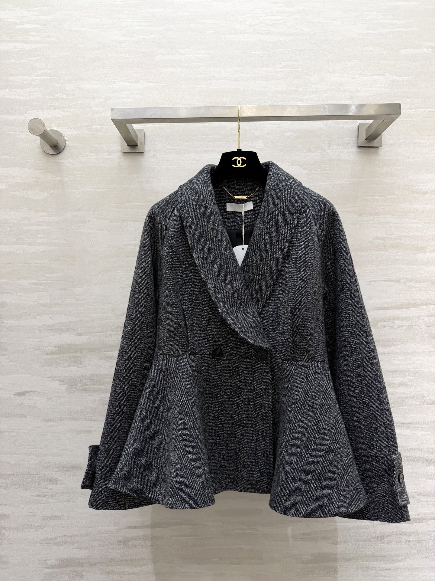 #Chlo♡²⁶新款 收腰花呢外套 采用初剪羊毛花呢 青果领设计法式复古优雅感满满 收腰剪裁+裙摆式下摆