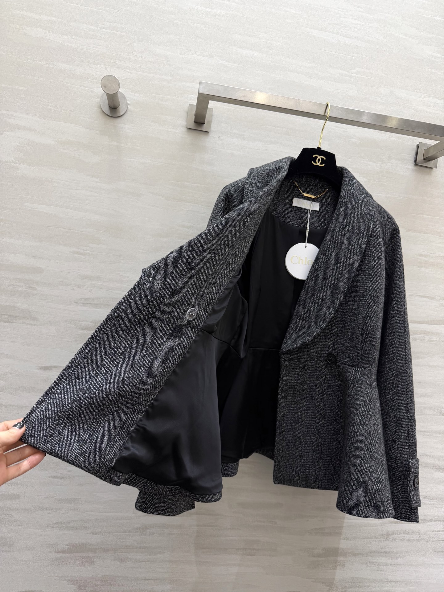 #Chlo♡²⁶新款 收腰花呢外套 采用初剪羊毛花呢 青果领设计法式复古优雅感满满 收腰剪裁+裙摆式下摆