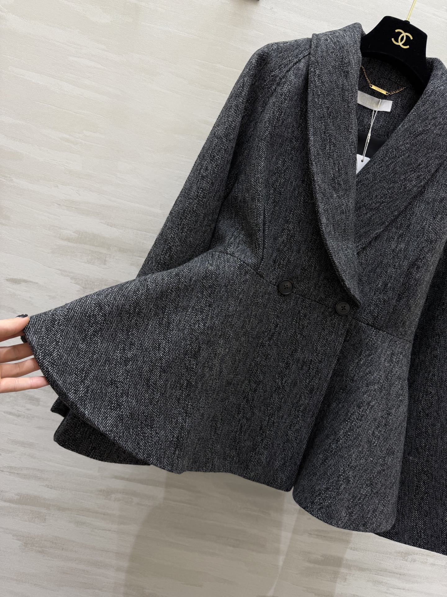 #Chlo♡²⁶新款 收腰花呢外套 采用初剪羊毛花呢 青果领设计法式复古优雅感满满 收腰剪裁+裙摆式下摆