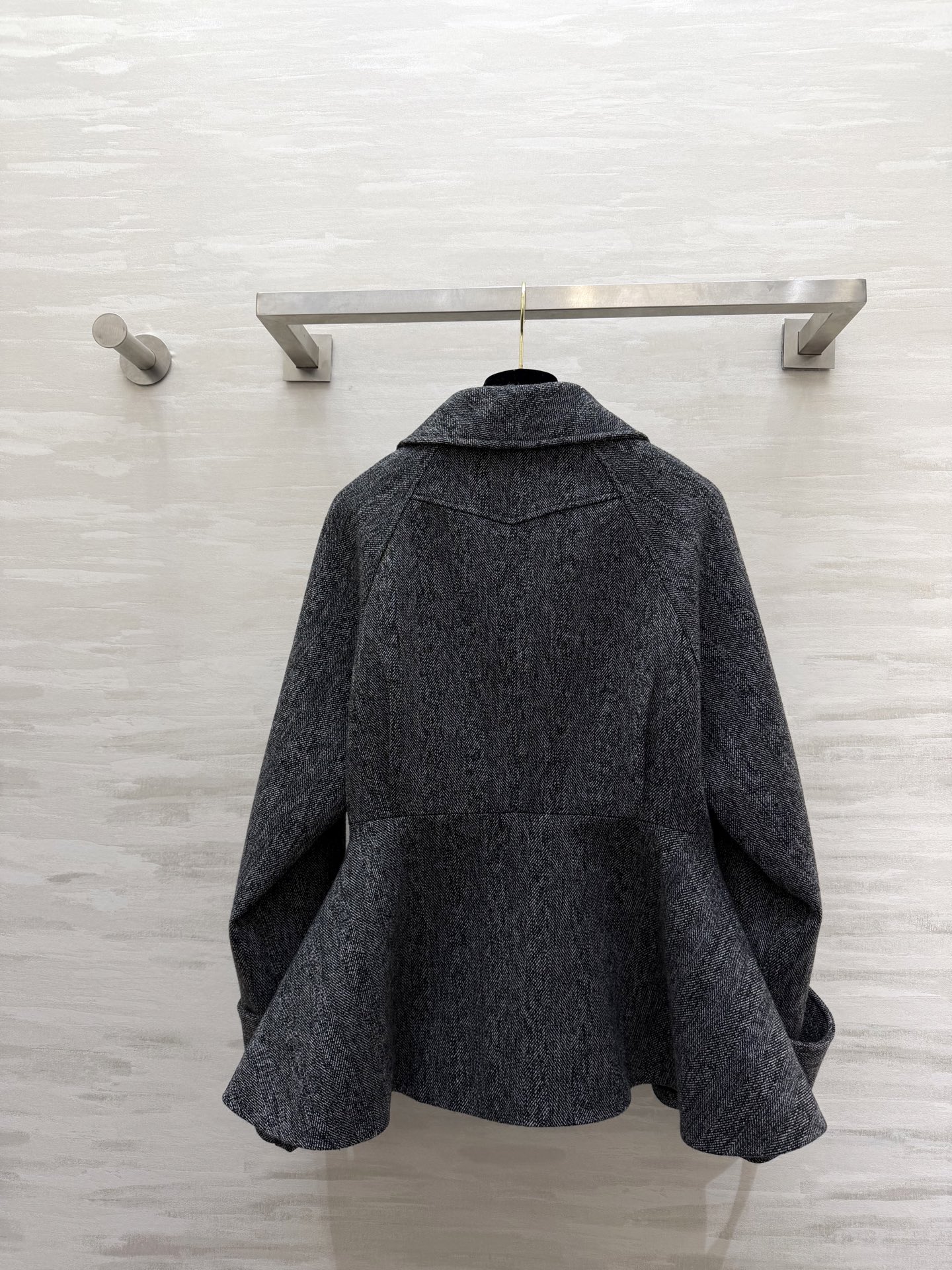 #Chlo♡²⁶新款 收腰花呢外套 采用初剪羊毛花呢 青果领设计法式复古优雅感满满 收腰剪裁+裙摆式下摆