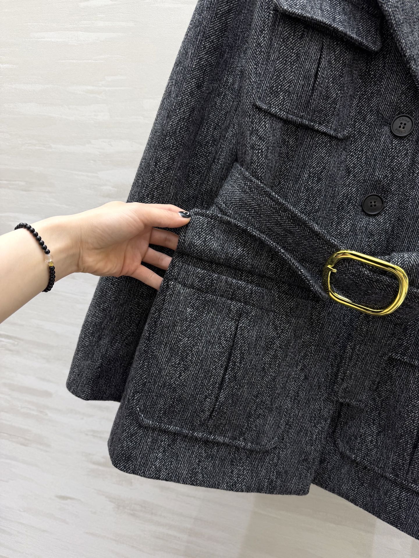 #Chloé²⁶S 猎装外套 采用经典杂花毛呢 硬朗有型 复古气质满满✨ 多口袋+腰带设计 实用又修饰身