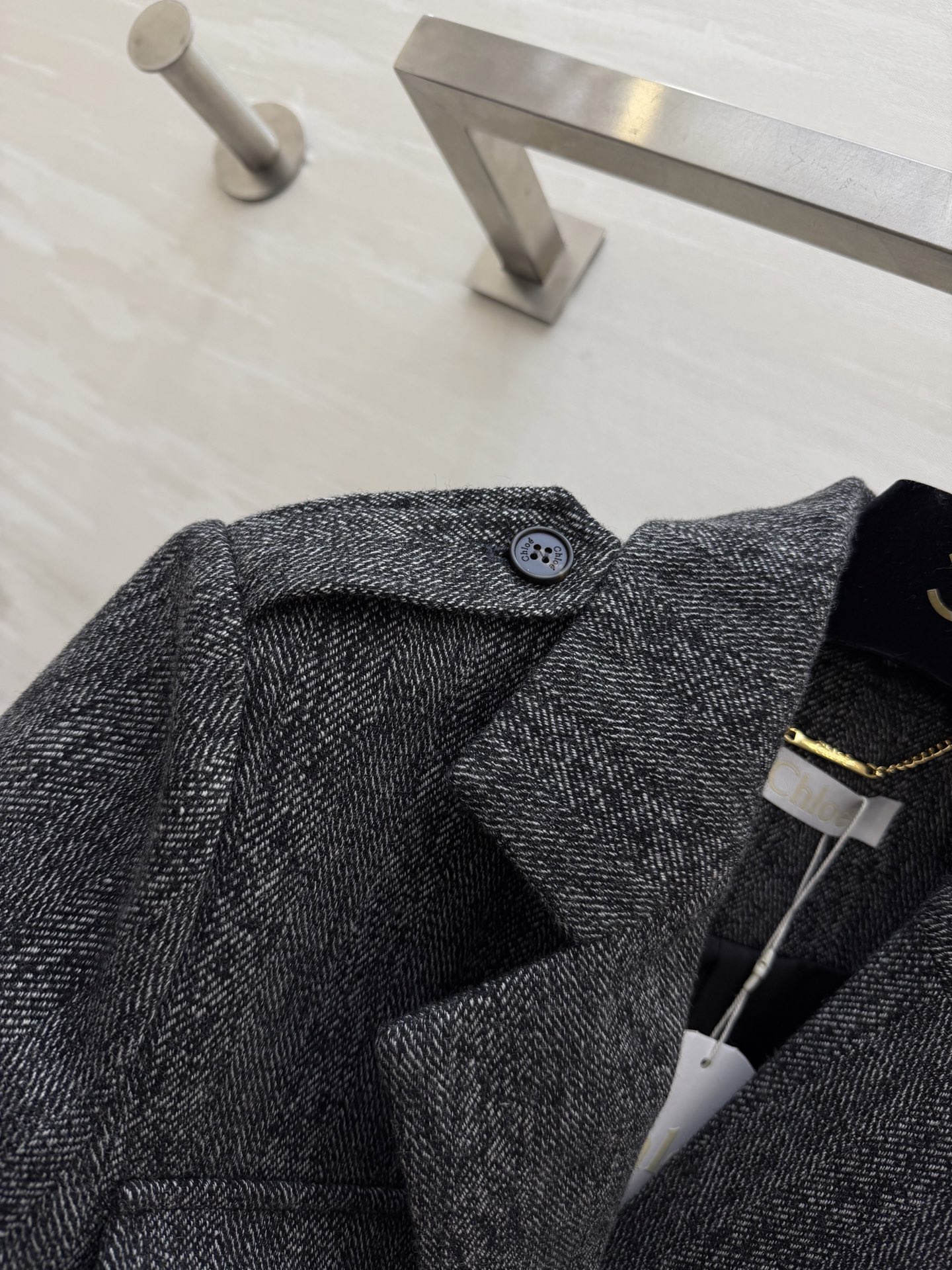 #Chloé²⁶S 猎装外套 采用经典杂花毛呢 硬朗有型 复古气质满满✨ 多口袋+腰带设计 实用又修饰身