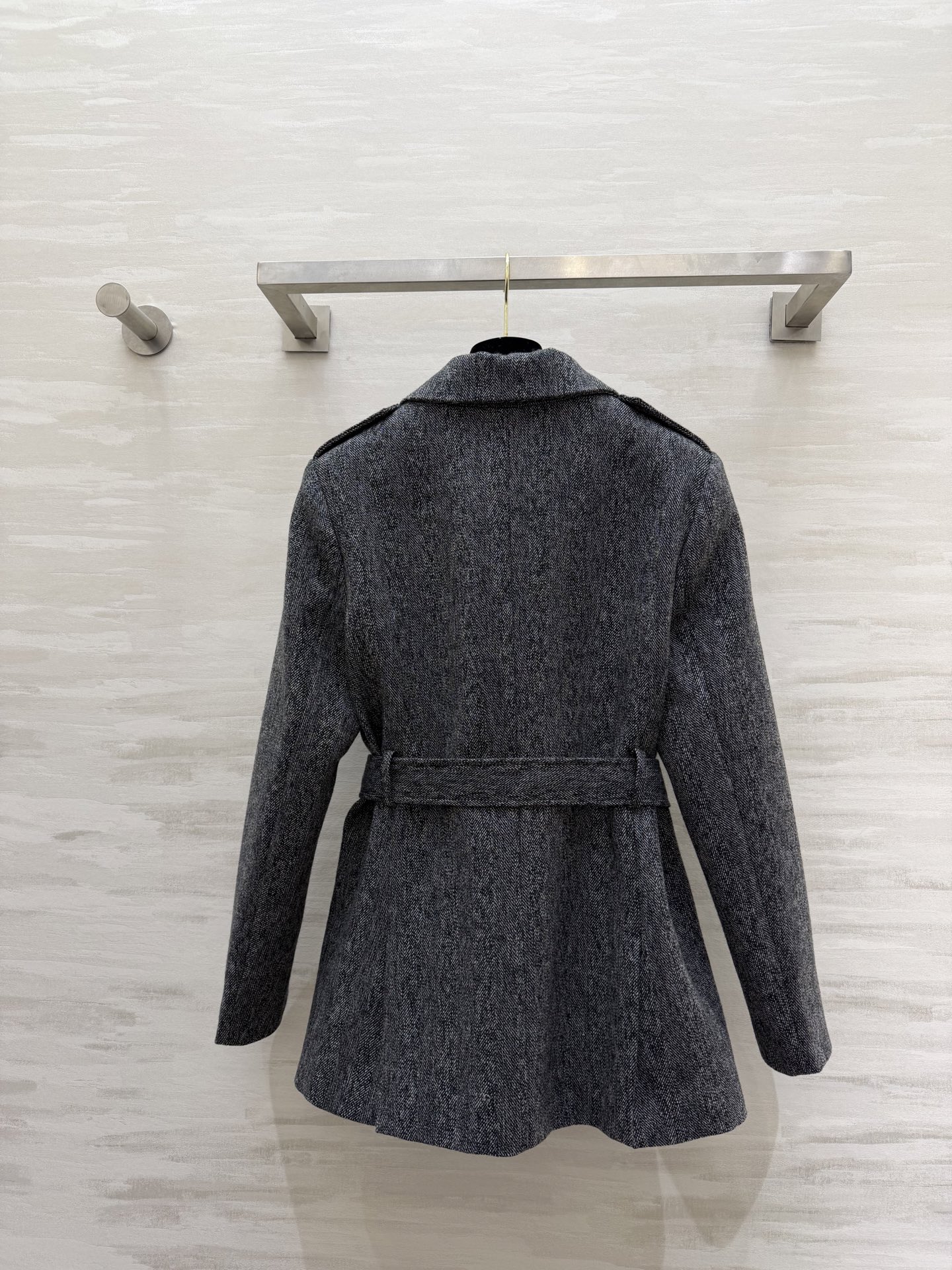 #Chloé²⁶S 猎装外套 采用经典杂花毛呢 硬朗有型 复古气质满满✨ 多口袋+腰带设计 实用又修饰身