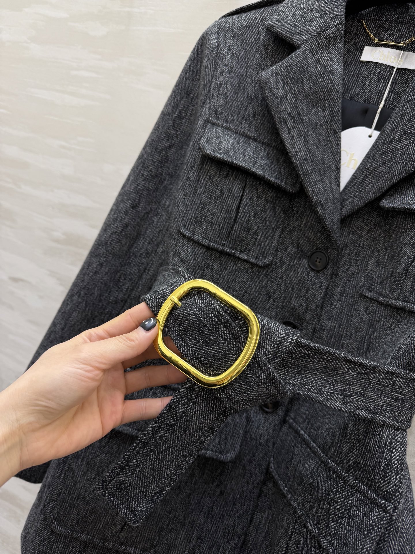 #Chloé²⁶S 猎装外套 采用经典杂花毛呢 硬朗有型 复古气质满满✨ 多口袋+腰带设计 实用又修饰身