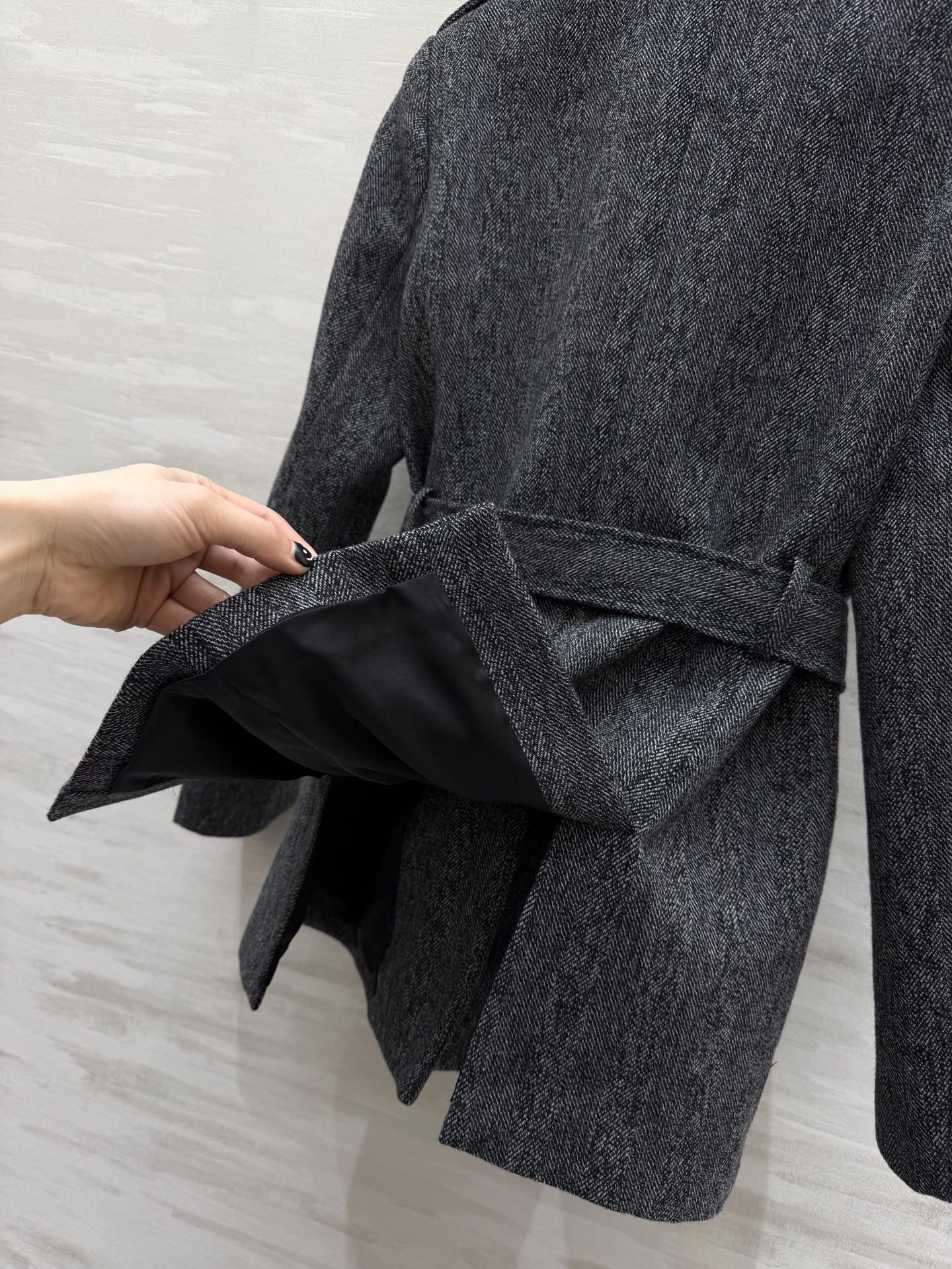 #Chloé²⁶S 猎装外套 采用经典杂花毛呢 硬朗有型 复古气质满满✨ 多口袋+腰带设计 实用又修饰身