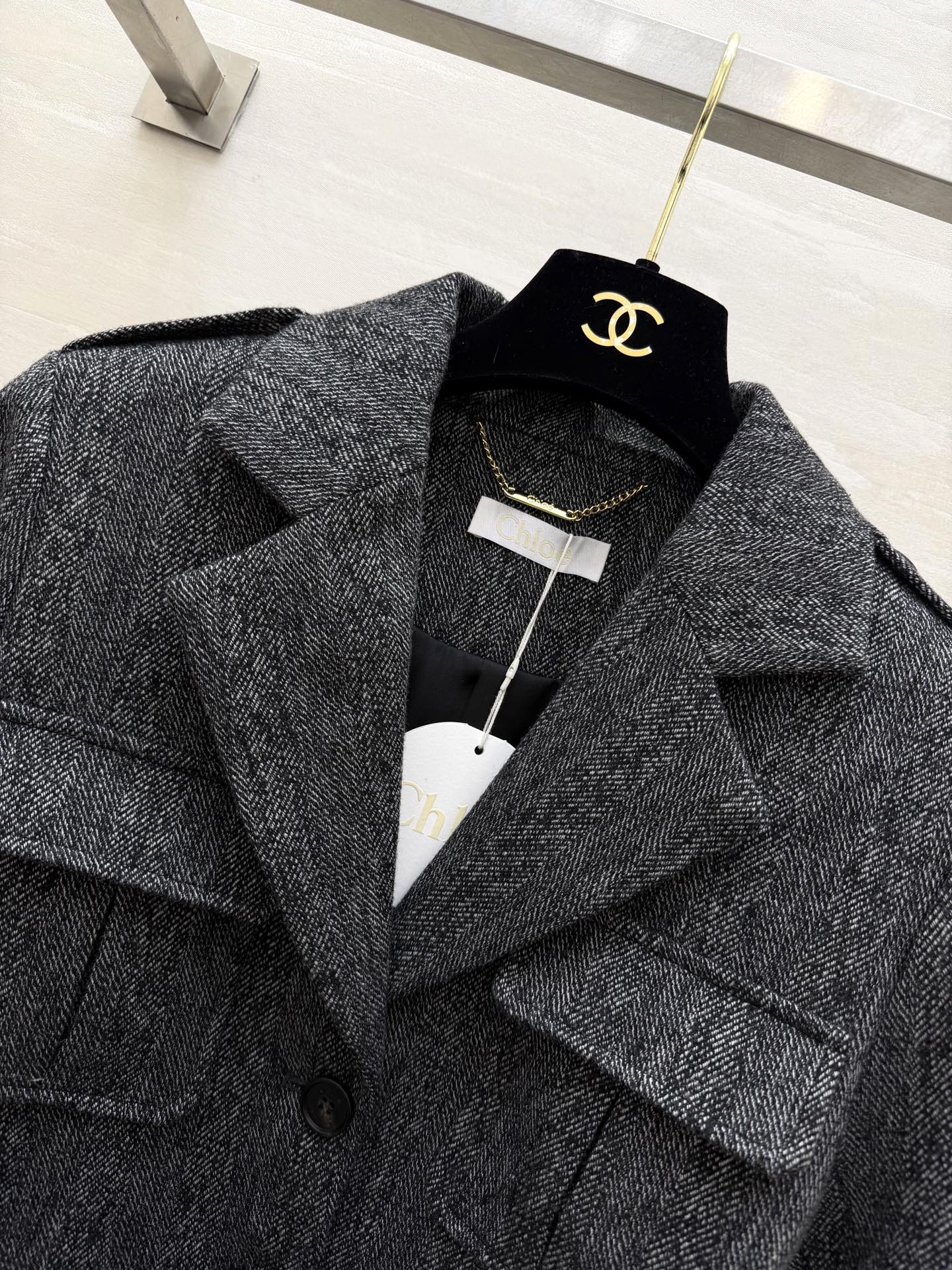 #Chloé²⁶S 猎装外套 采用经典杂花毛呢 硬朗有型 复古气质满满✨ 多口袋+腰带设计 实用又修饰身