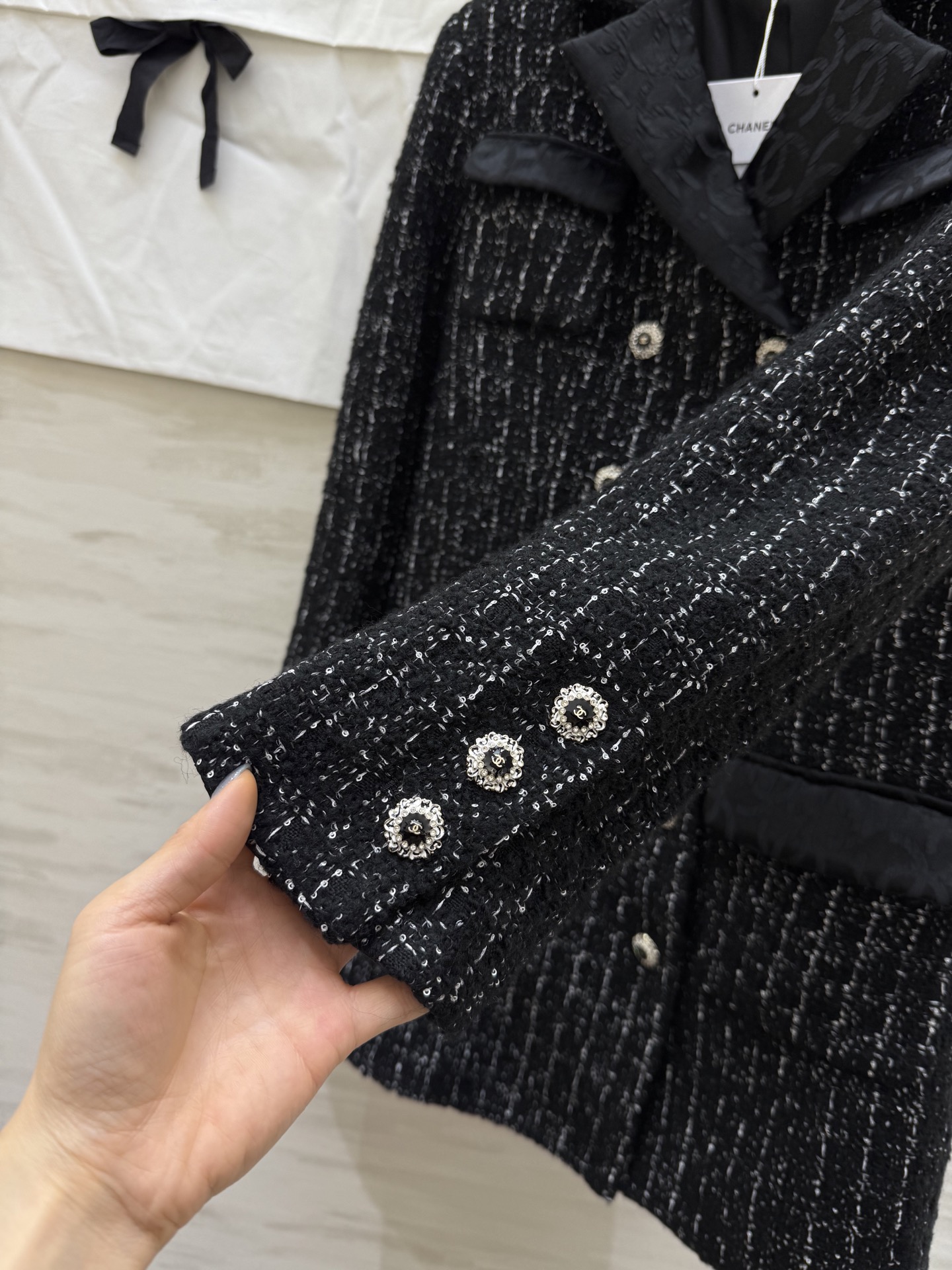 #Chane♡新款粗花呢外套 以黑银混纺粗花呢织星尘肌理 每一寸面料都揉进细碎银线 经典双排扣西装廓形 