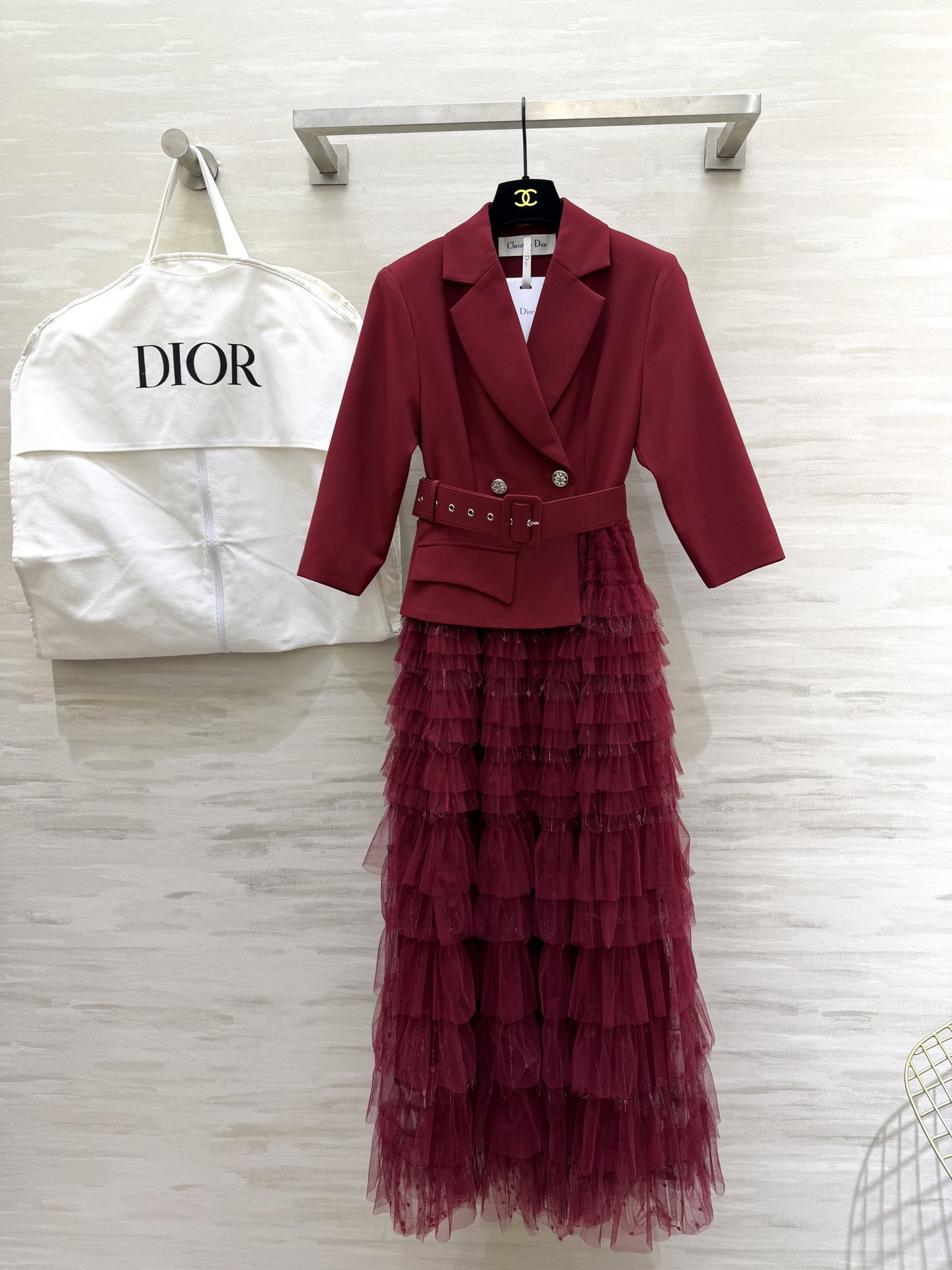 NO:716845,#DIO's new suit spliced ​​mesh long skirt, fake two-piece design, suit collar spliced ​​layered mesh cake skirt, strong and soft at the same time, super elegant!  Three-quarter sleeve suit cut, waist belt to show off your figure, mesh skirt flowing and flexible, elegant and retro, suitable for formal occasions or high-end parties, the fabric is crisp and stylish, the mesh is soft and comfortable, and the details are perfect!  High-quality customization, available in stock first size S/M/L/XL/XXL (S size shoulder width 36, bust 84, waist 70, skirt length 132), dior, skirts, business suit,19860909#DIO新款 西装拼接网纱长裙 假两件设计 西装领拼接层叠网纱蛋糕裙 刚柔并济超有气质！七分袖西装剪裁 腰带收腰显身材 网纱裙摆飘逸灵动 优雅复古 适合正式场合或高端聚会穿搭面料挺括有型 网纱柔软舒适 细节满分！高品质定制 现货首发sizeS/M/L/XL/XXL（s码肩宽36,胸围84,腰围70,裙长132）,,dior,skirts,business suit,,Women's clothing