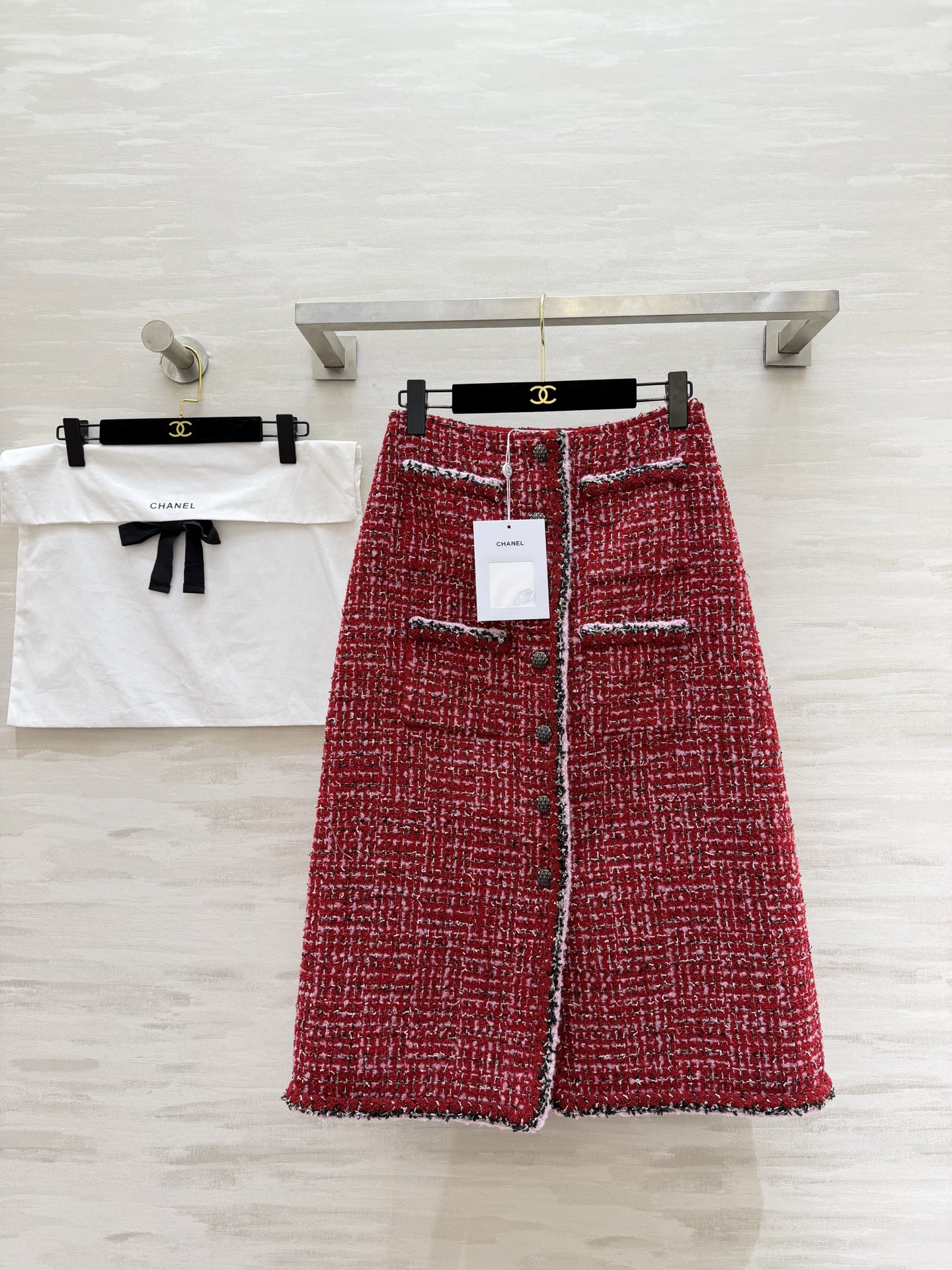 NO:716833,The same style as Chane's show. Red tweed skirt. Classic tweed material. Red-brown background blended with pink and white yarn. Full texture. Low-key luster and super texture. High-waisted straight design. Four pockets on the front + delicate pink and white seam details. Retro and elegant. Moderate skirt length. Pair with a short jacket or dark-colored items from the same series. Easily create a noble atmosphere.  Great for festivals or formal occasions. Available now in sizes S/M/L/XL (S size waist 66, skirt length 84), chanel, skirts, jackets & coats,19860909Chane秀场同款 红色粗花呢半裙 经典粗花呢材质 红棕底色混纺粉白纱线 肌理感满满 低调光泽超有质感 高腰直筒设计 正面四口袋+粉白锁边细节精致 复古优雅 裙长适中搭配同系列短外套或深色单品 轻松打造贵气氛围感 节日或正式场合都很出彩现货首发sizeS/M/L/XL（s码腰围66,裙长84）,,chanel,skirts,jackets & coats,,Women's clothing