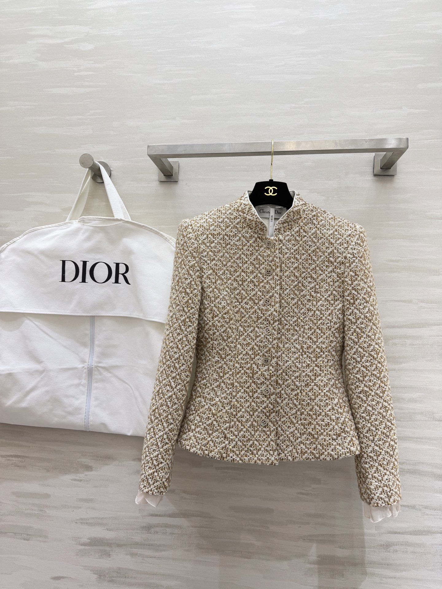 NO:716829,#DIO New Sequined Woven Tweed Jacket Custom sequined woven fabric Buling Buling is dazzling. The three-dimensional waisted version of the upper body is super advanced and slimming. High-quality customization. Available in stock first size S/M/L (S size shoulder width 37, bust 84, length 50),, dior, jackets & coats,19860909#DIO新款 珠片编织花呢外套 定制珠片编织面料Buling Buling耀眼 立体收腰版型上身超级高级显瘦 高品质定制 现货首发sizeS/M/L（s码肩宽37,胸围84,衣长50）,,dior,jackets & coats,,Women's clothing