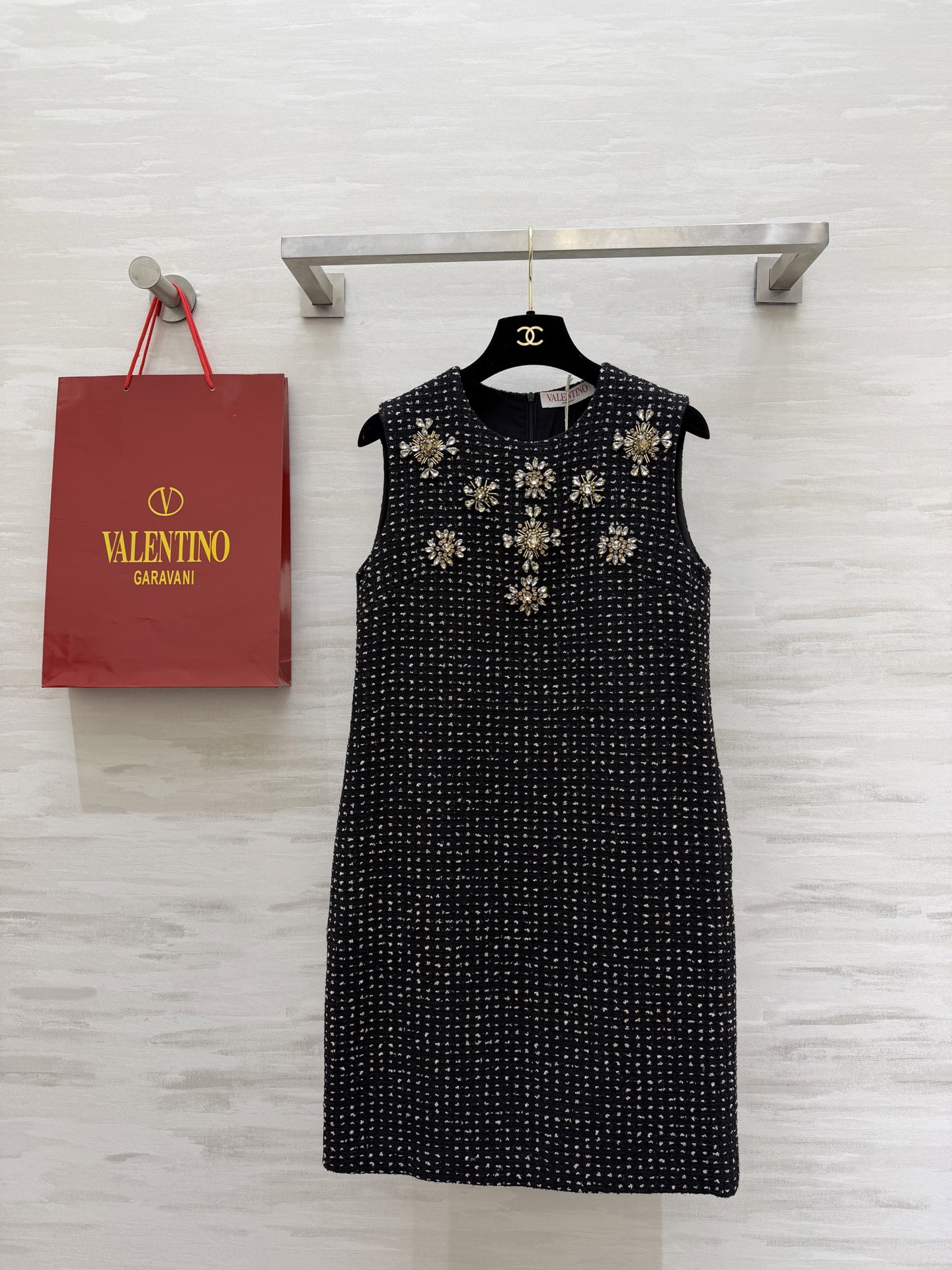 NO:716825,#Valentin’s new wool-blend heavy-duty diamond-encrusted sleeveless dress. Classic little black dress design. Elegant and versatile. The skirt is customized with black sequined tweed. It is embellished with golden texture. The texture is perfect. The metal flowers on the chest are hand-embroidered and super exquisite. The attention to detail is a must!  The tailoring is slim and the length is moderate. It can be easily used in formal occasions or dinners. High-quality customization. Available in stock first size S/M/L/XL (S size bust 86, skirt length 90, valentino, skirts,19860909#Valentin新款 羊毛混纺重工镶钻无袖连衣裙 经典小黑裙设计 优雅百搭 裙身定制黑色珠片粗花呢 点缀金色纹理 质感满分 胸前金属花朵纯手工刺绣超精致 细节控必入！剪裁修身 长度适中 正式场合或晚宴都能轻松驾驭 高品质定制 现货首发sizeS/M/L/XL（s码胸围86,裙长90,,valentino,skirts,,Women's clothing