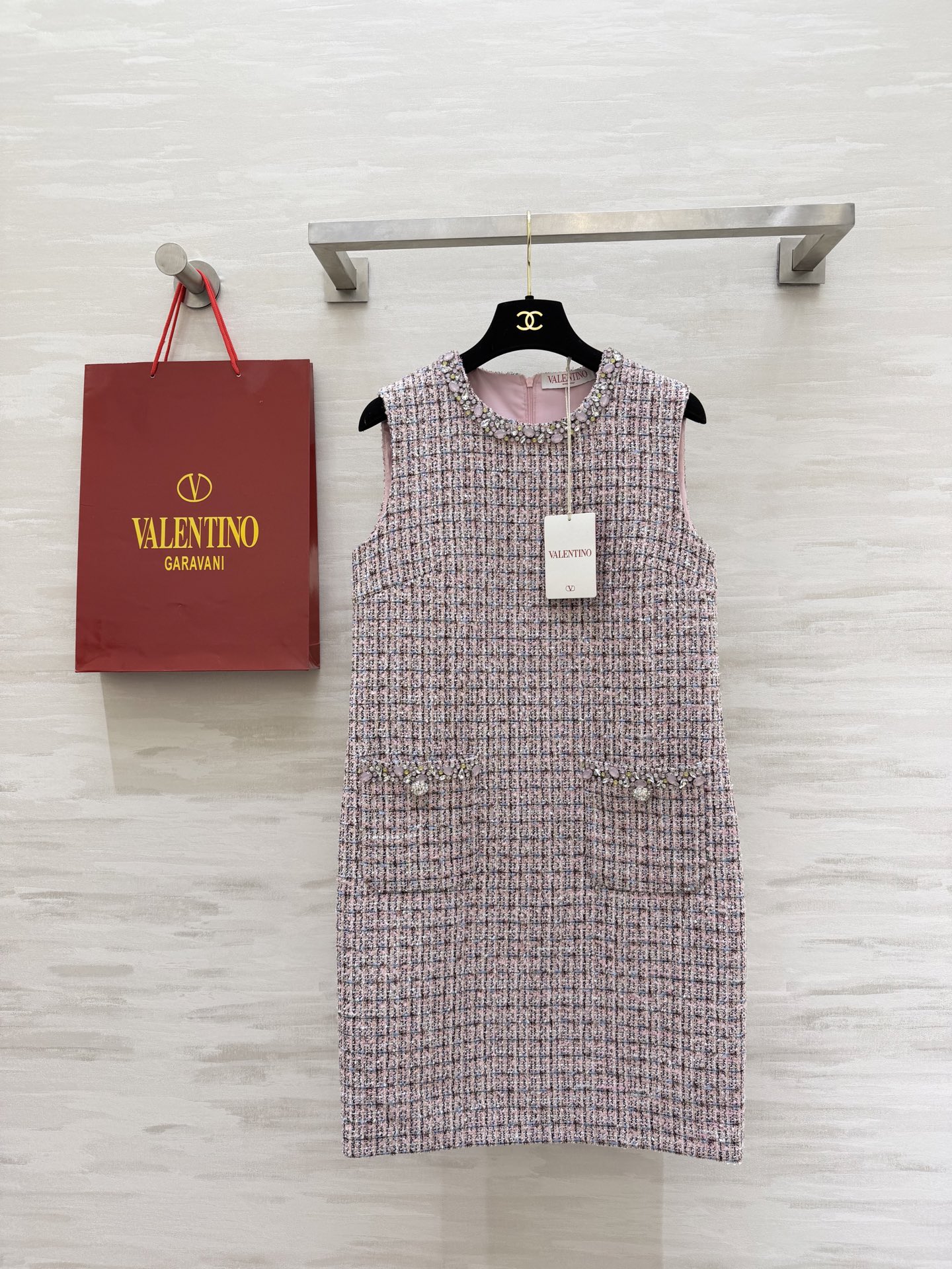 NO:717597,#Valentin’s new pink tweed dress. The pink plaid tweed material has a delicate and layered texture. The sleeveless vest has a heavily cut neckline and pockets, and is hand-embellished with diamonds. It is exquisite and noble. The skirt is moderately long and slim-fitting, showing curves. Elegant retro style!  It can be easily used for dates, afternoon tea, and formal occasions. Easily get a lady-style look. High-quality customization. Available in stock first size S/M/L/XL (S size bust 86, skirt length 88), valentino, skirts,19860909#Valentin新款 粉色粗花呢连衣裙 粉色格纹粗花呢材质质感细腻有层次感 无袖背心剪裁领口和口袋重工纯手工镶钻点缀精致又贵气 裙长适中修身显曲线 优雅复古风！约会、下午茶、正式场合都能轻松驾驭 轻松get名媛风造型 高品质定制 现货首发sizeS/M/L/XL（s码胸围86,裙长88）,,valentino,skirts,,Women's clothing