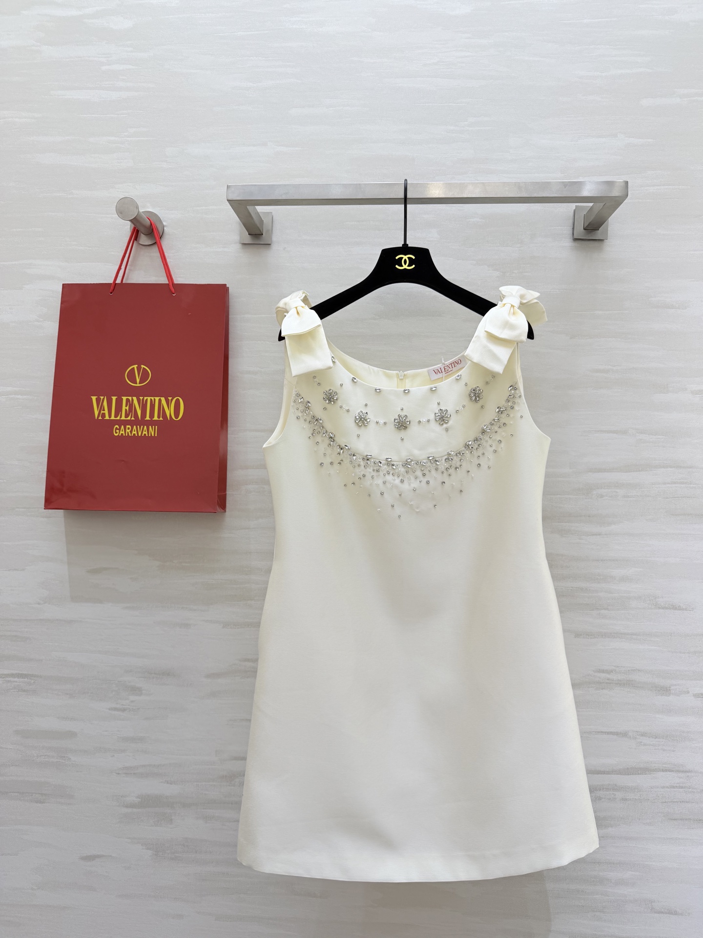 NO:716823,#Valentin Heavy Industry Rhinestone Bead Dress The shoulder bow design is super elegant. The neckline is embellished with handmade rhinestones. It is full of sophistication and has a three-dimensional tailoring that looks slim and high-end. It looks great when worn alone or paired with a jacket!  It can be easily worn in celebrity style, dinners, and parties, with both temperament and high-end feel!  High-quality customization, available in stock first size S/M/L/XL (M size bust 92, skirt length 81), valentino, skirts, jackets & coats,19860909#Valentin重工水钻钉珠连衣裙 肩部蝴蝶结设计超优雅 领口纯手工水钻点缀 精致感满满立体剪裁版型显瘦又高级 单穿或搭配外套都很出彩！名媛风、晚宴、聚会都能轻松驾驭 气质与高级感兼具！高品质定制 现货首发sizeS/M/L/XL（M码胸围92,裙长81）,,valentino,skirts,jackets & coats,,Women's clothing