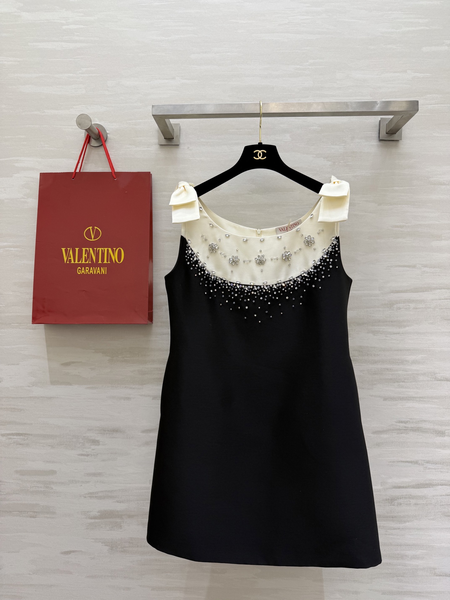 NO:717594,#Valentin Heavy Industry Rhinestone Bead Dress The shoulder bow design is super elegant. The neckline is embellished with handmade rhinestones. It is full of sophistication and has a three-dimensional tailoring that looks slim and high-end. It looks great when worn alone or paired with a jacket!  It can be easily worn in celebrity style, dinners, and parties, with both temperament and high-end feel!  High-quality customization, available in stock first size S/M/L/XL (M size bust 92, skirt length 81), valentino, skirts, jackets & coats,19860909#Valentin重工水钻钉珠连衣裙 肩部蝴蝶结设计超优雅 领口纯手工水钻点缀 精致感满满立体剪裁版型显瘦又高级 单穿或搭配外套都很出彩！名媛风、晚宴、聚会都能轻松驾驭 气质与高级感兼具！高品质定制 现货首发sizeS/M/L/XL（M码胸围92,裙长81）,,valentino,skirts,jackets & coats,,Women's clothing